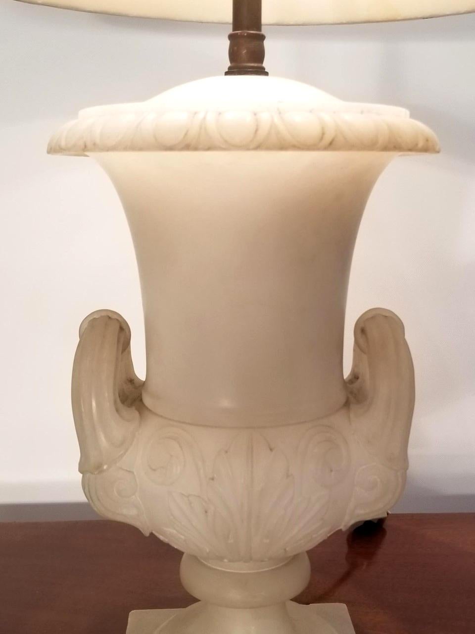 Neoklassizistische Urnenlampe aus Alabaster für Kampagnen des frühen 20. Jahrhunderts (Neoklassisches Revival)