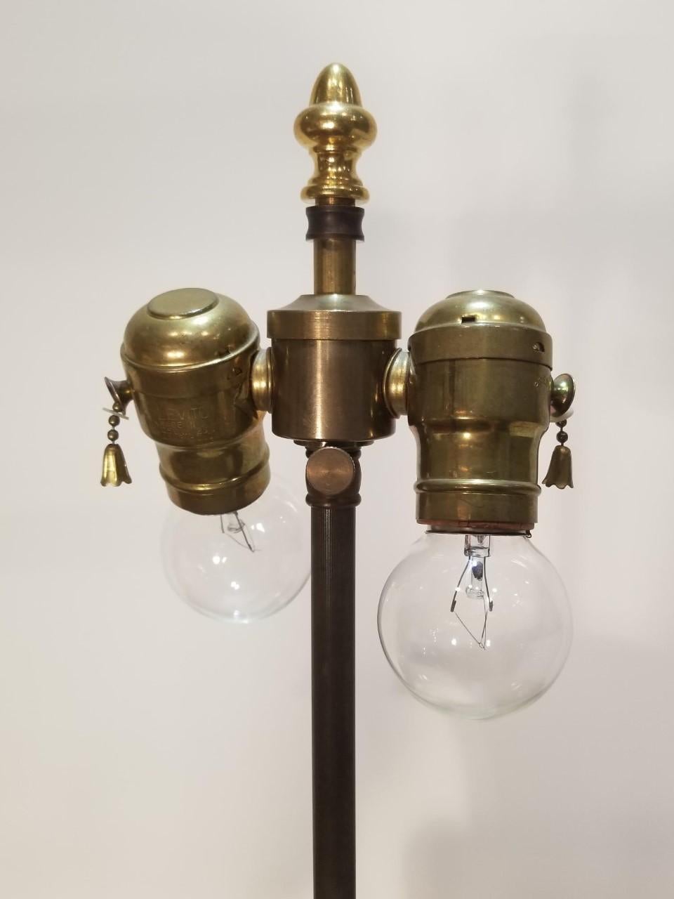 Neoklassizistische Urnenlampe aus Alabaster für Kampagnen des frühen 20. Jahrhunderts (Geschnitzt)
