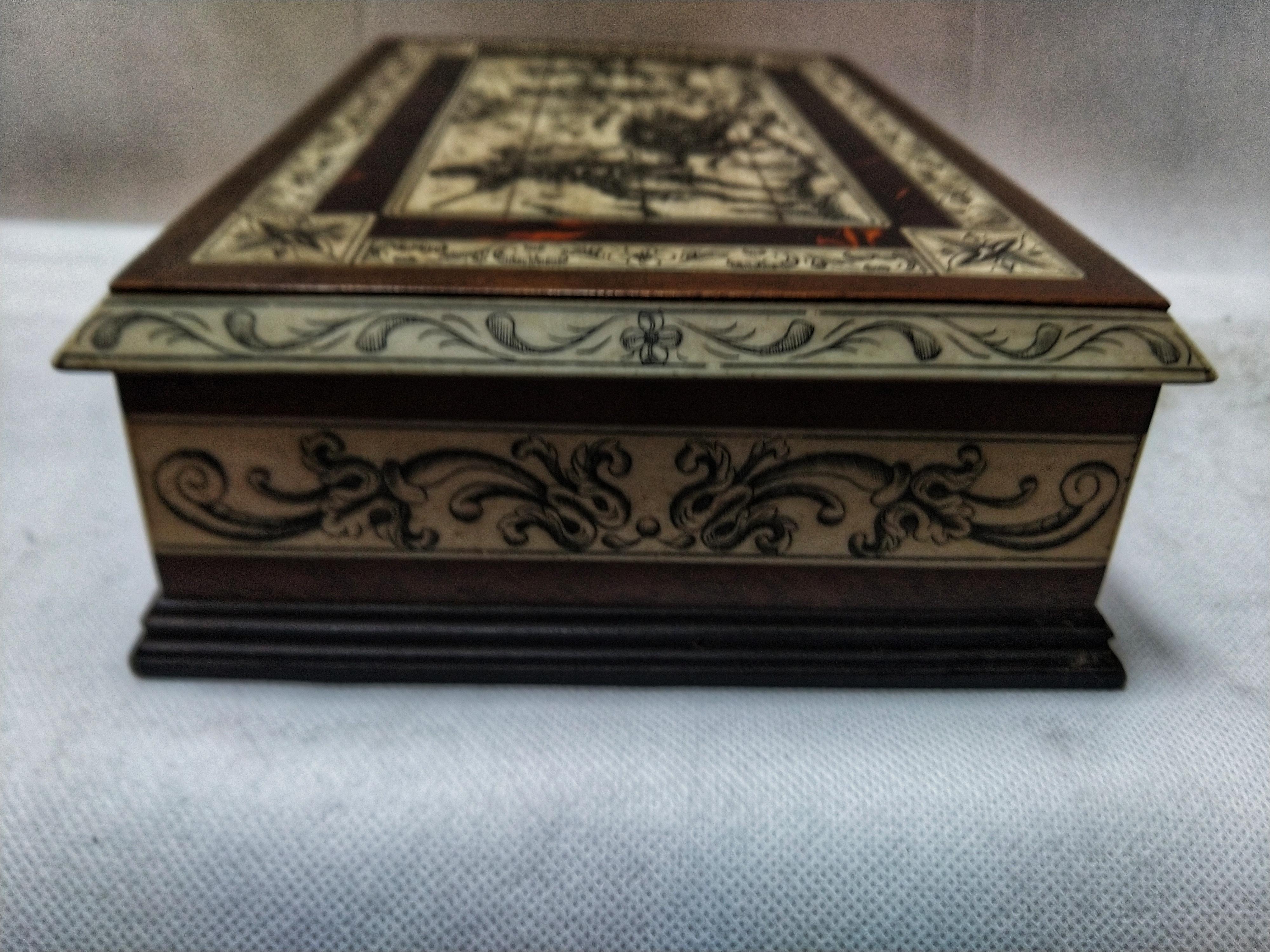 Early 20th Century Neoclassical Bone Walnut Tortoiseshell Italian-Spanish Box For Sale 2