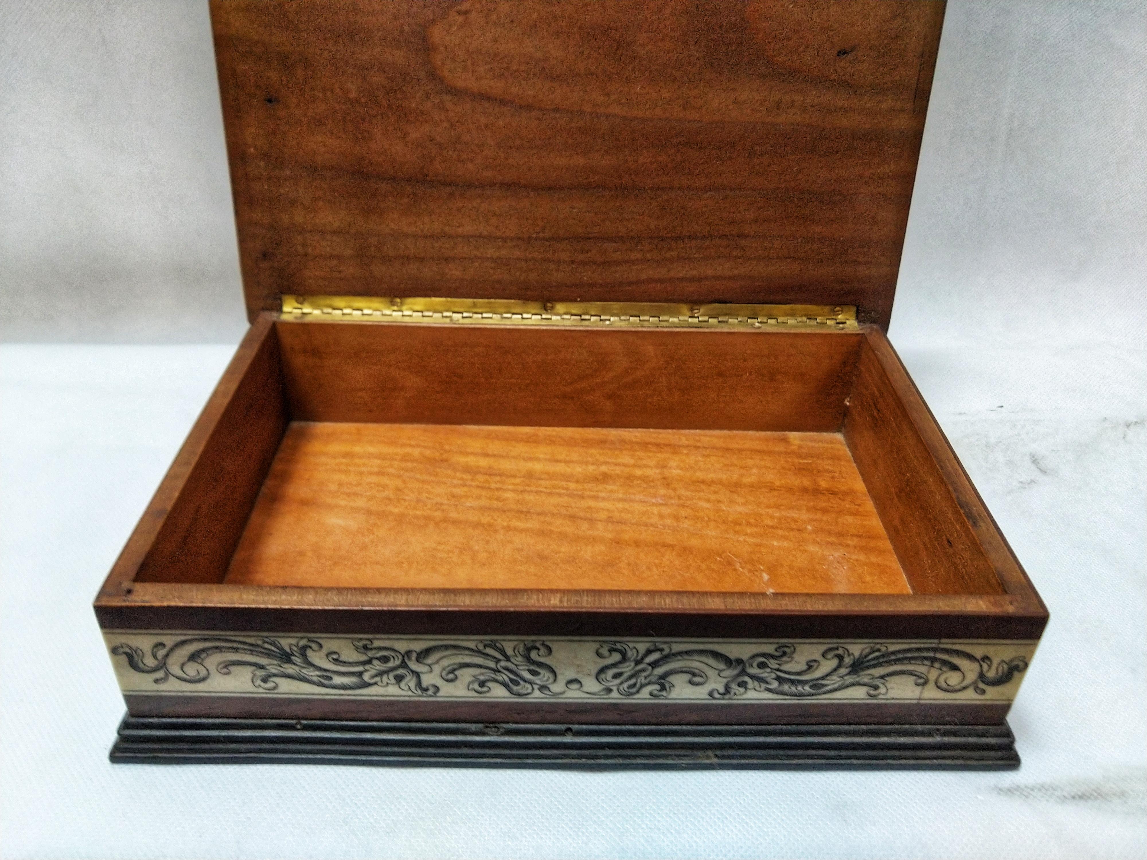 Early 20th Century Neoclassical Bone Walnut Tortoiseshell Italian-Spanish Box For Sale 4