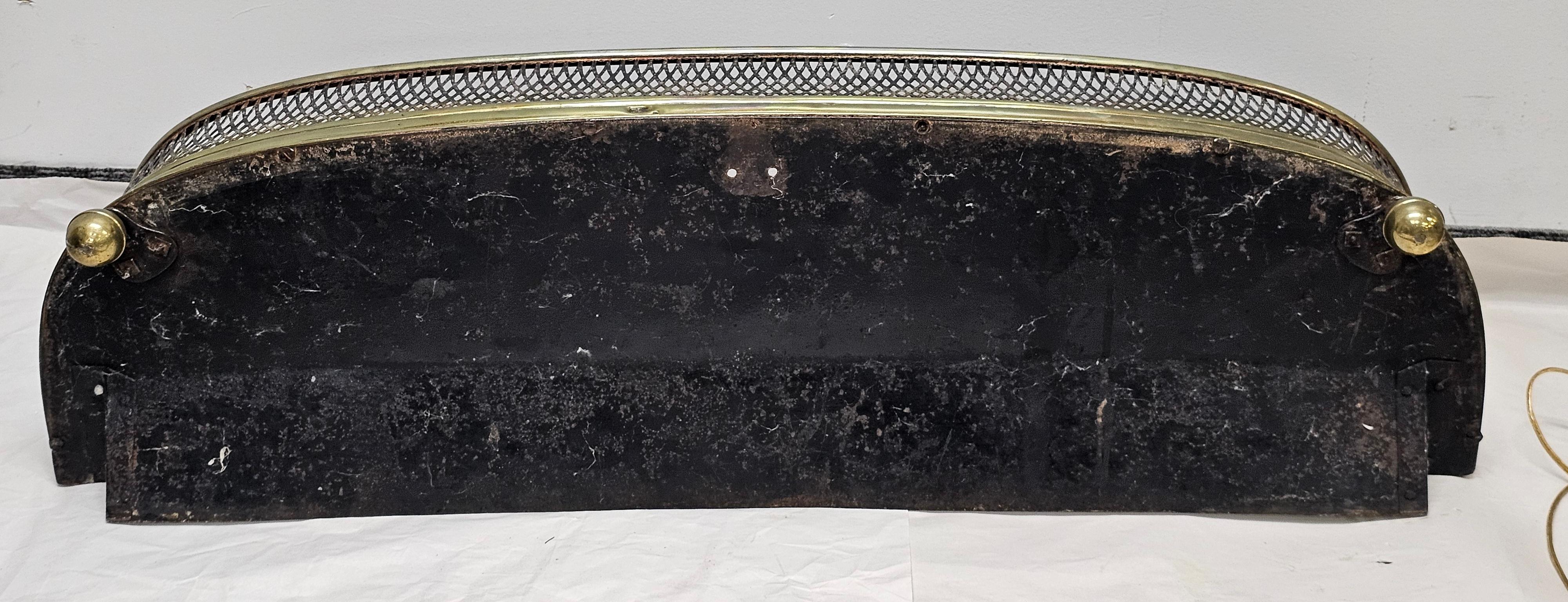 Parafuoco neoclassico in ottone e ferro curvo dell'inizio del XX secolo in vendita 11