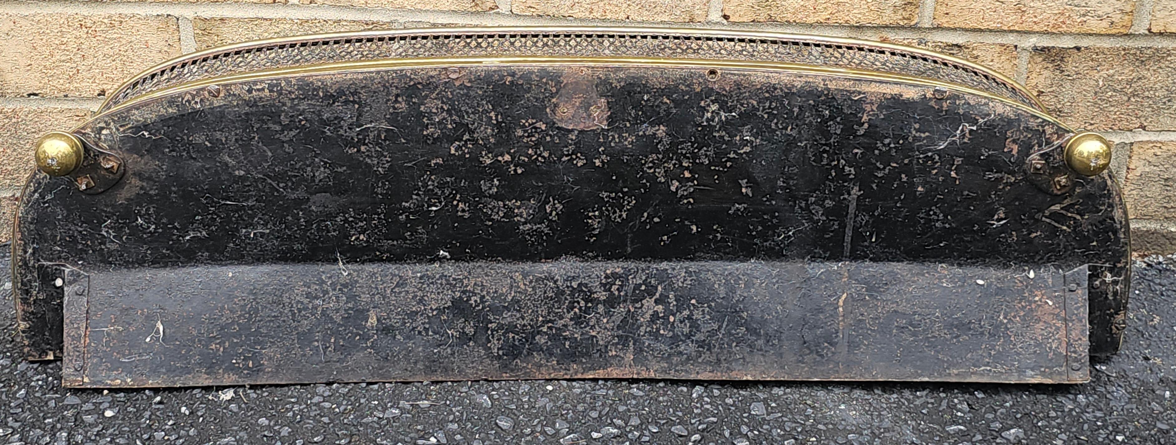 Parafuoco neoclassico in ottone e ferro curvo dell'inizio del XX secolo In condizioni buone in vendita a Germantown, MD