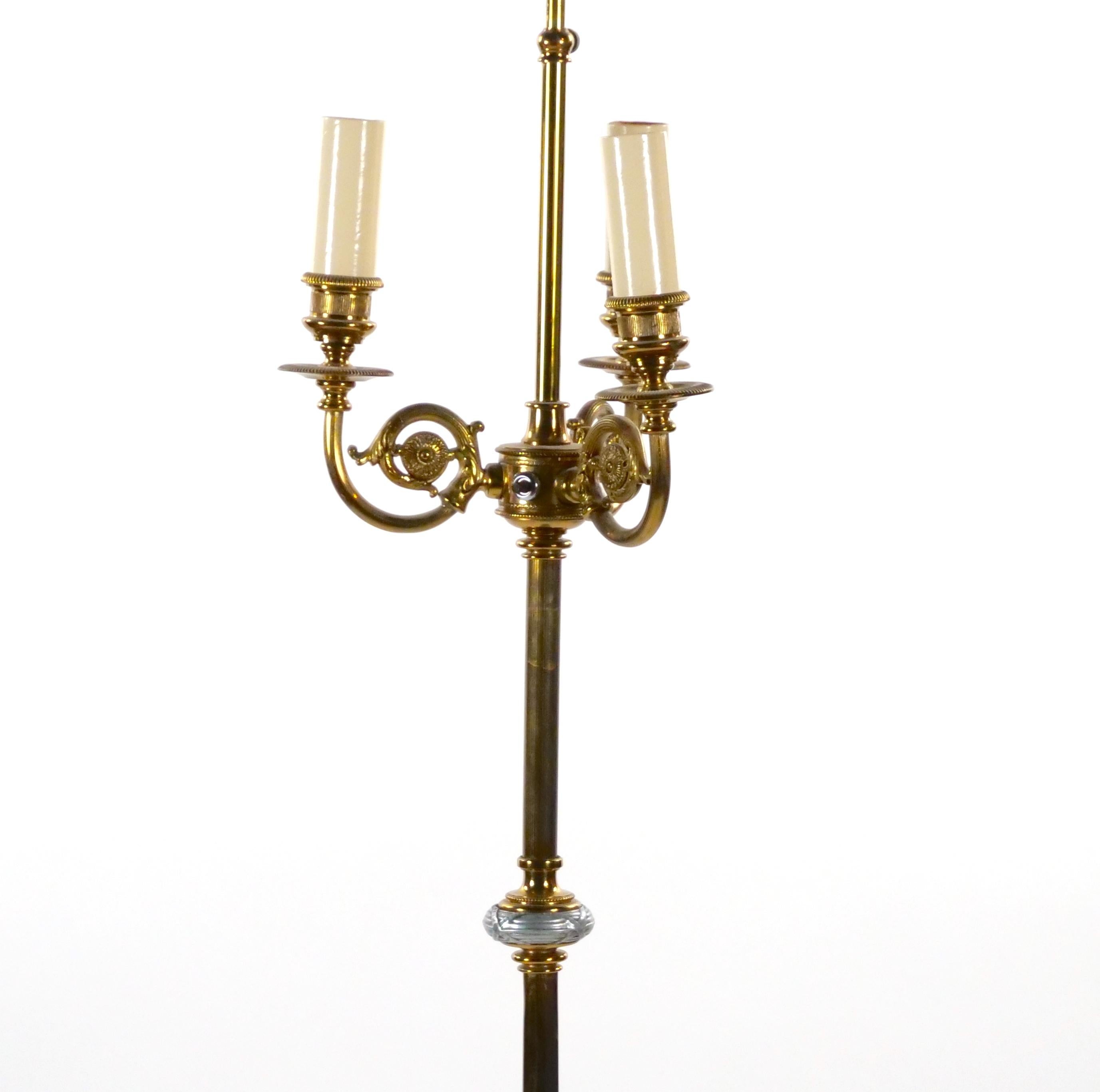 Lampada da terra neoclassica dei primi del Novecento con base in ottone e onice in vendita 2