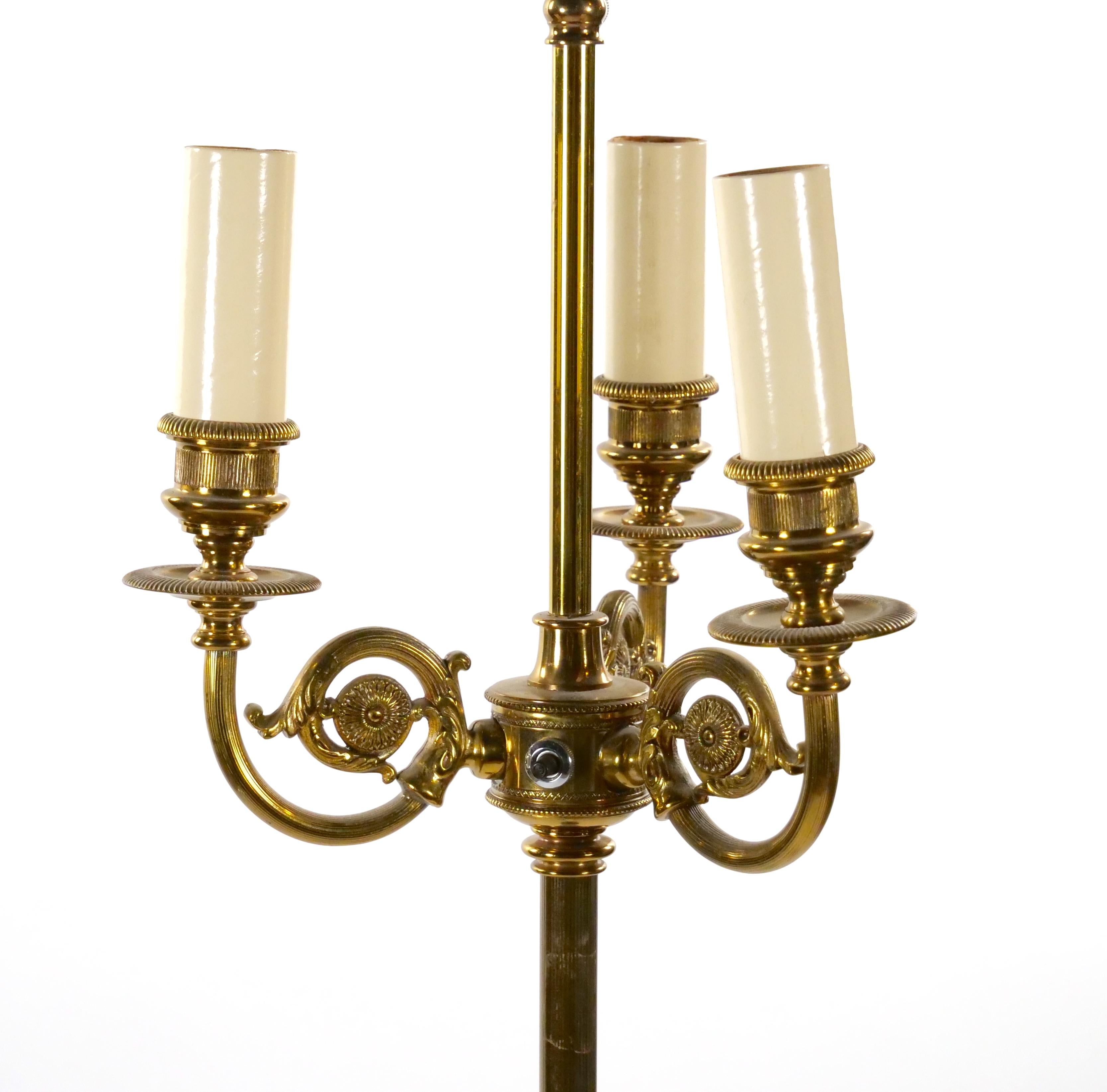 Lampada da terra neoclassica dei primi del Novecento con base in ottone e onice in vendita 3