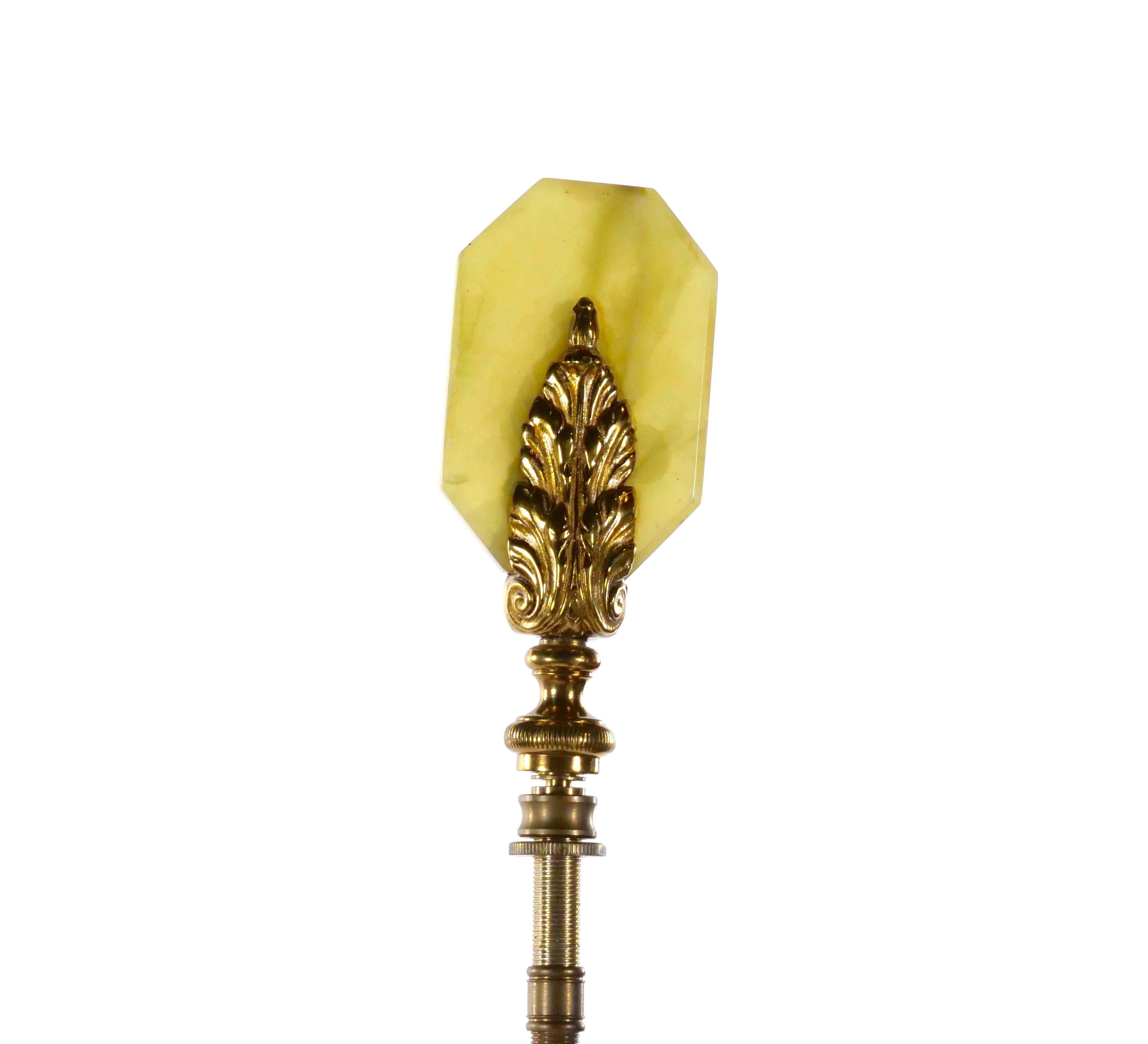 Lampada da terra neoclassica dei primi del Novecento con base in ottone e onice in vendita 4