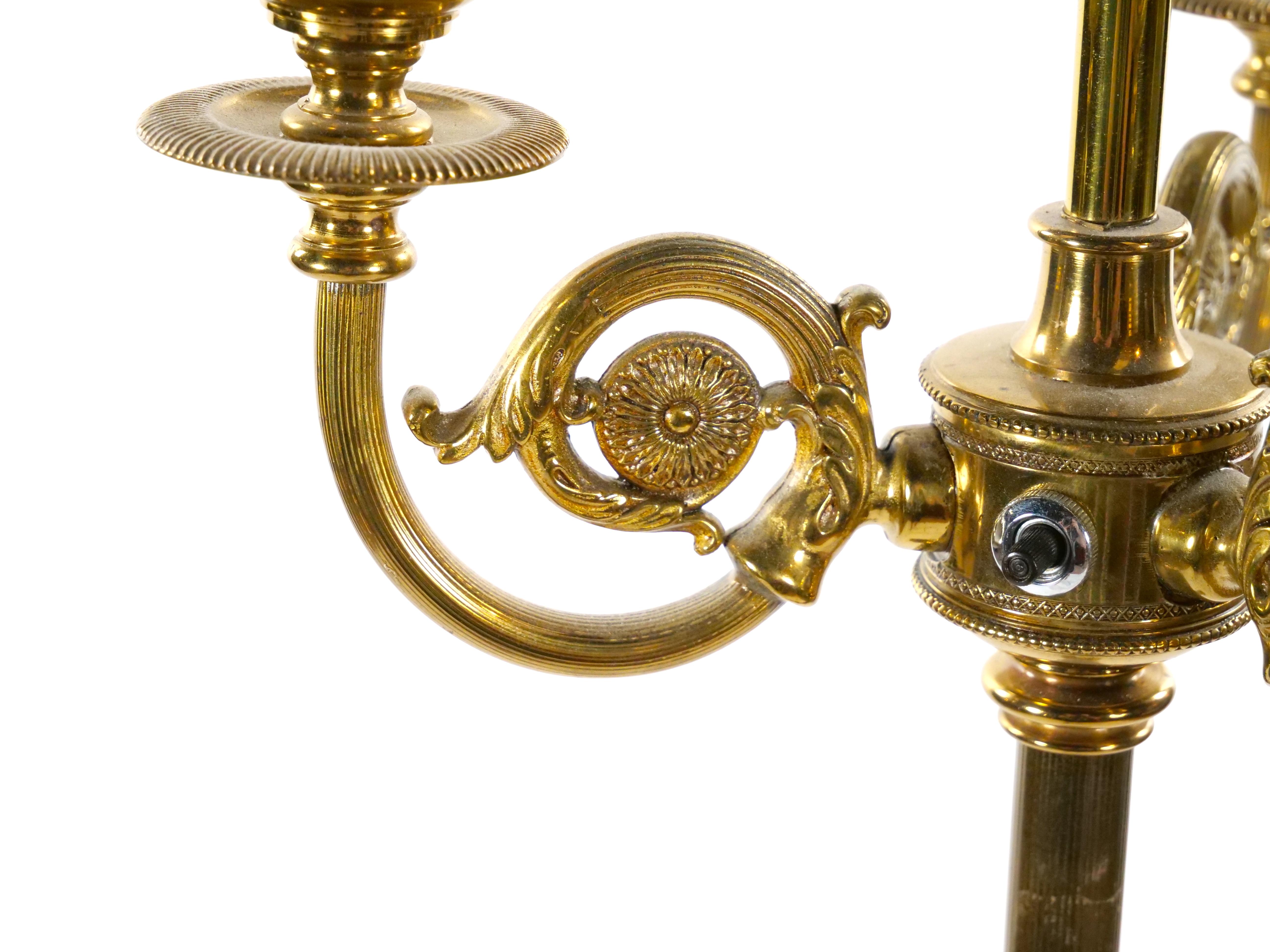 Lampada da terra neoclassica dei primi del Novecento con base in ottone e onice in vendita 5