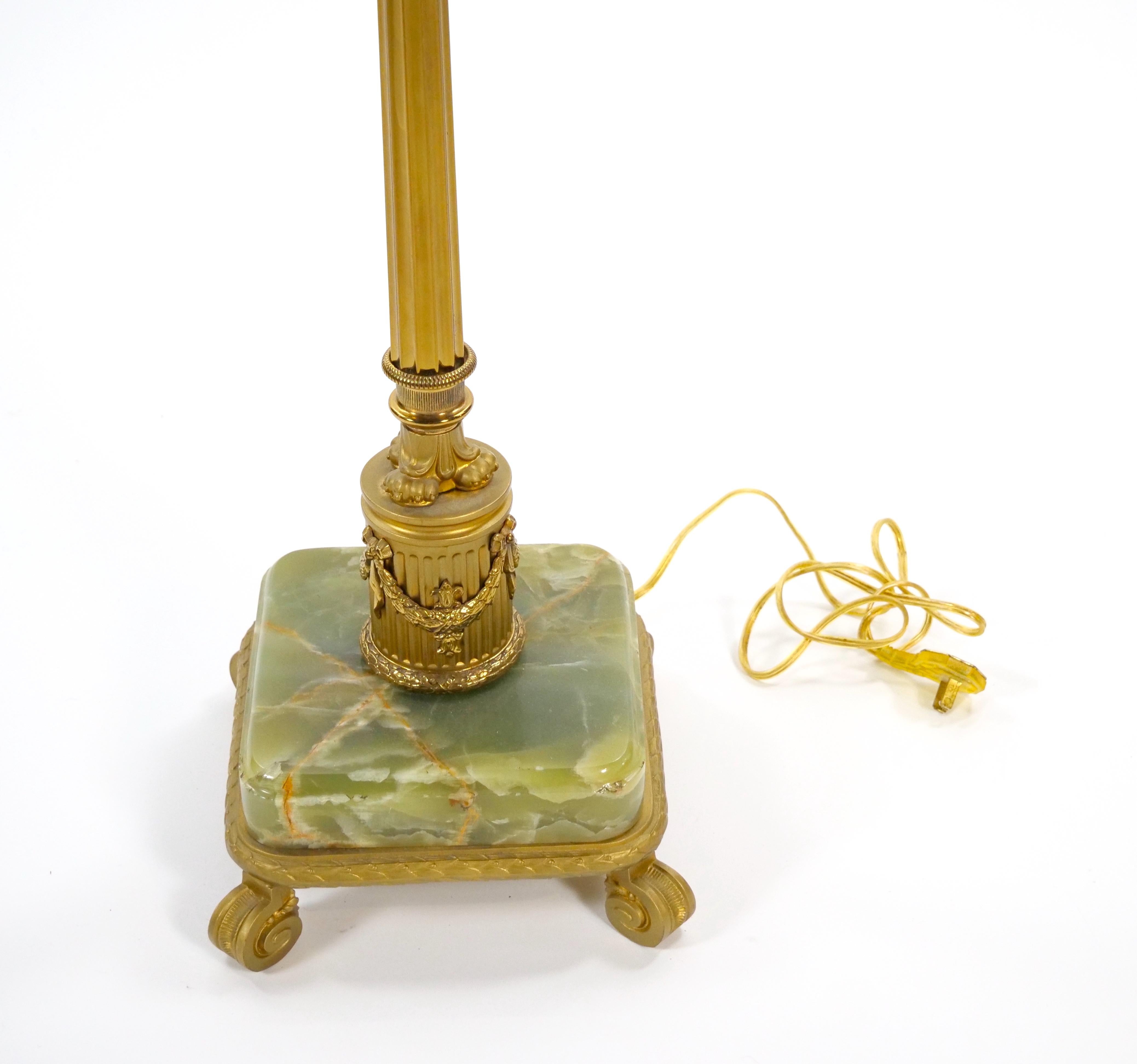 Lampada da terra neoclassica dei primi del Novecento con base in ottone e onice in vendita 6
