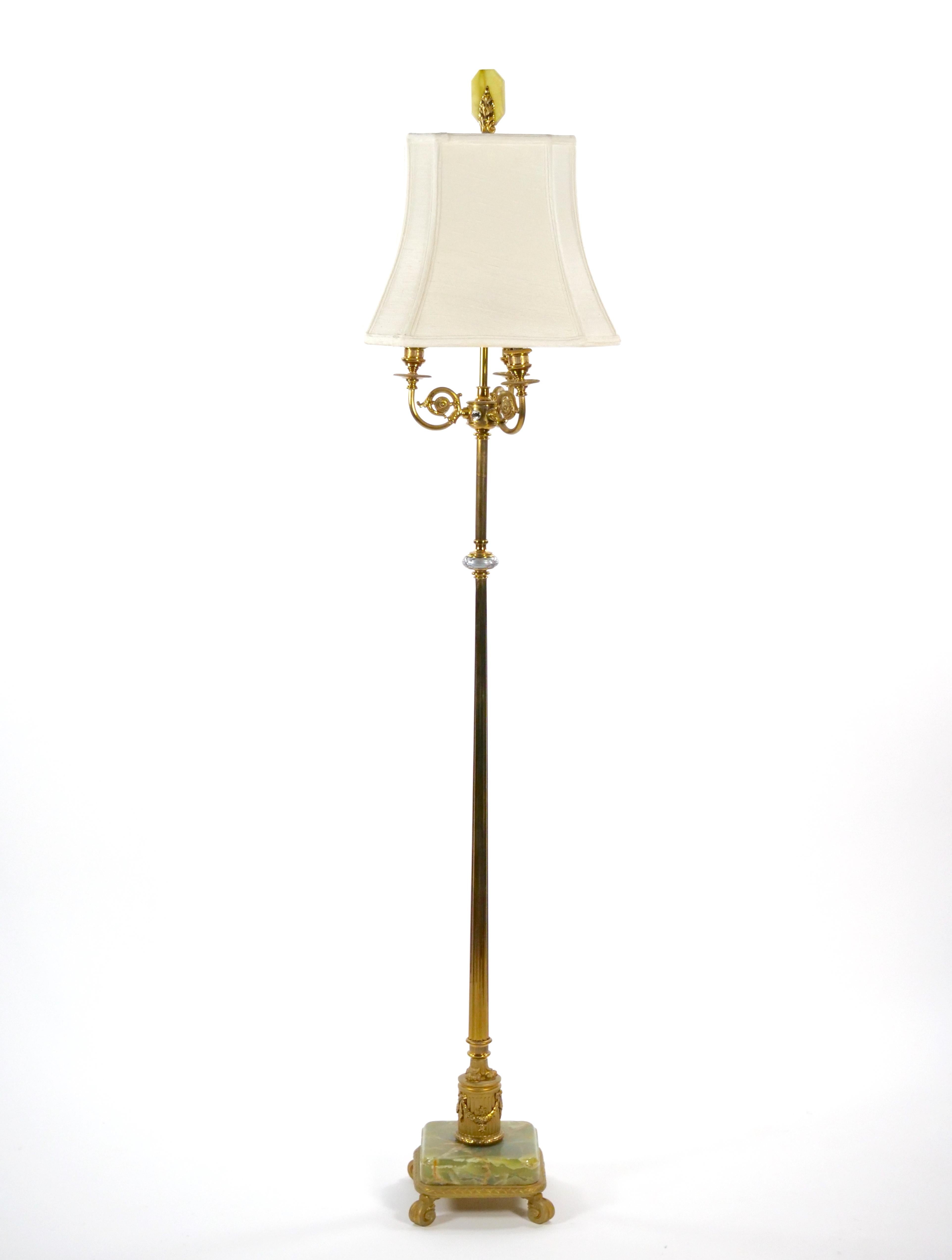 Esempio straordinario di design neoclassico dei primi anni del XX secolo, questa elegante lampada da terra mostra la perfetta fusione di uno stile senza tempo e di una squisita maestria artigianale. La lampada presenta una splendida base in onice,