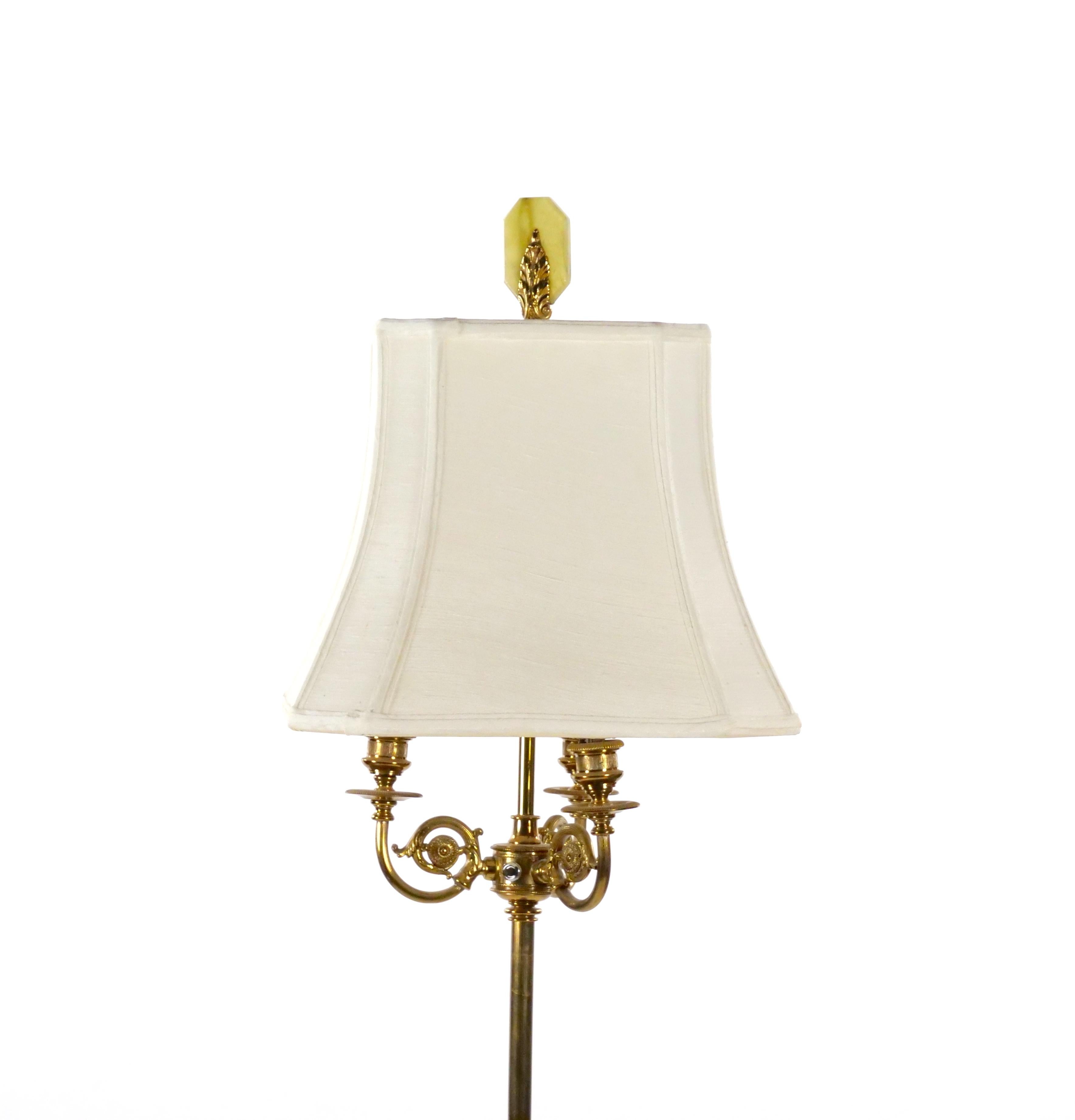 Stile impero Lampada da terra neoclassica dei primi del Novecento con base in ottone e onice in vendita