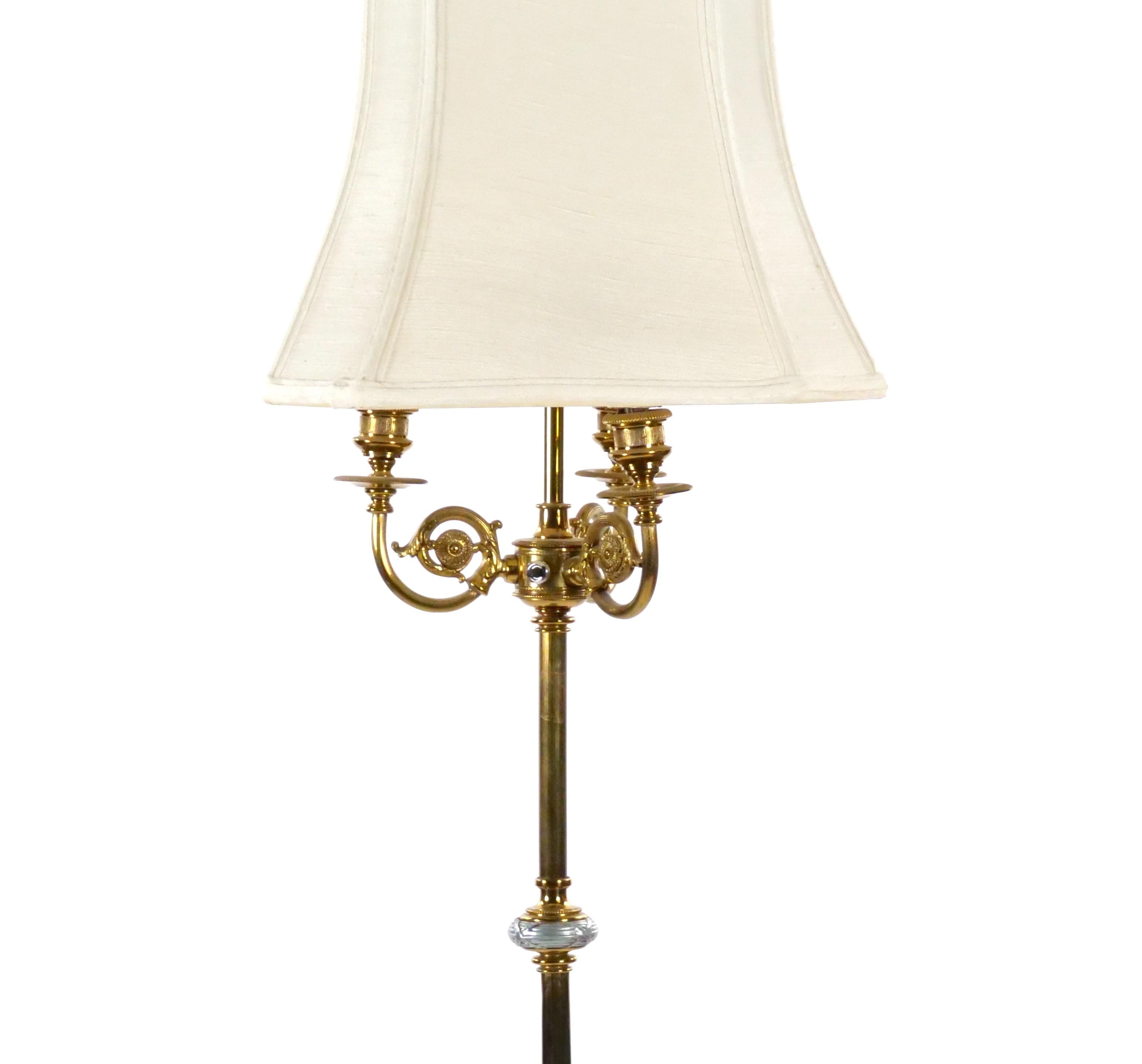 Italiano Lampada da terra neoclassica dei primi del Novecento con base in ottone e onice in vendita