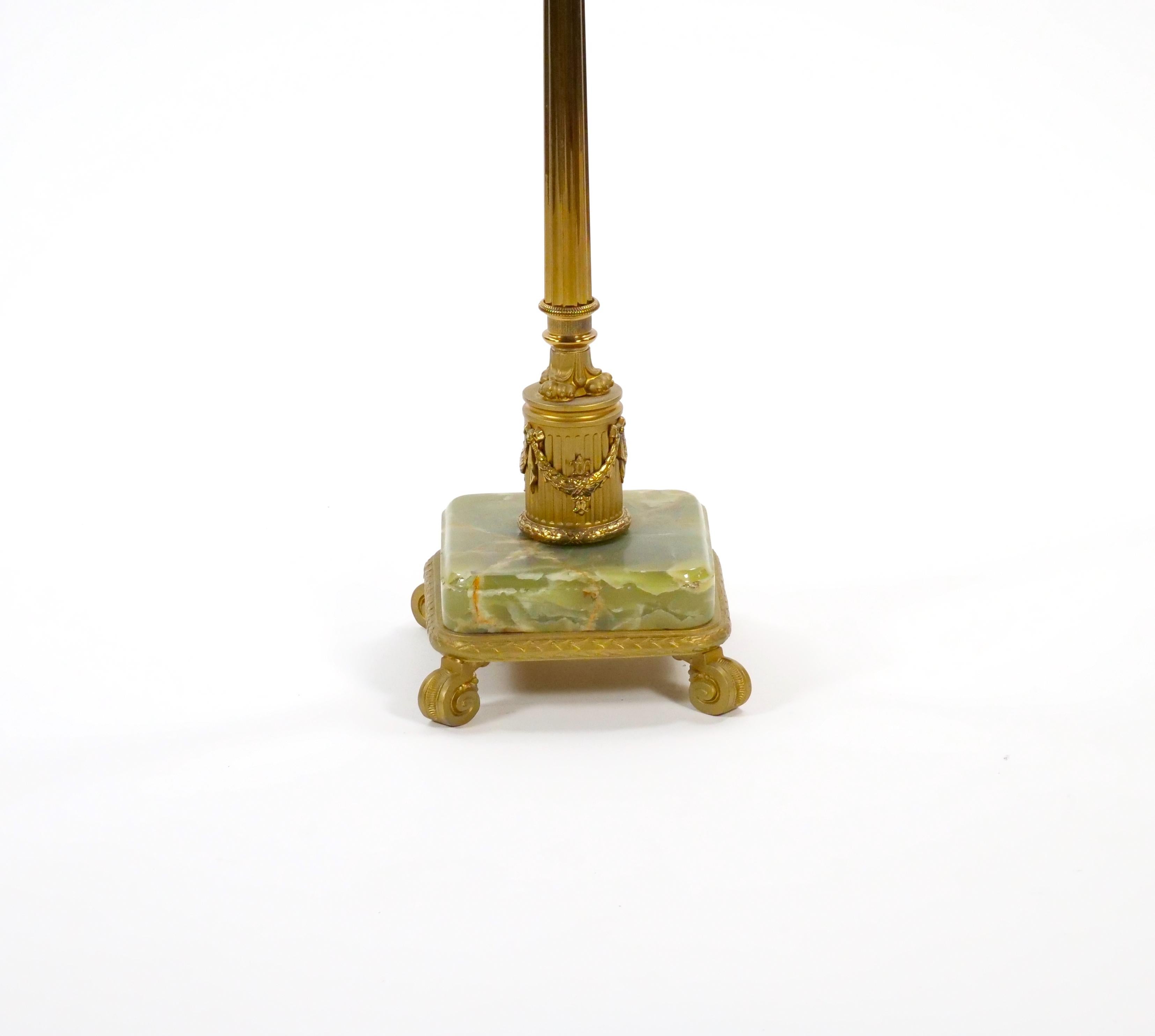 Dorato Lampada da terra neoclassica dei primi del Novecento con base in ottone e onice in vendita