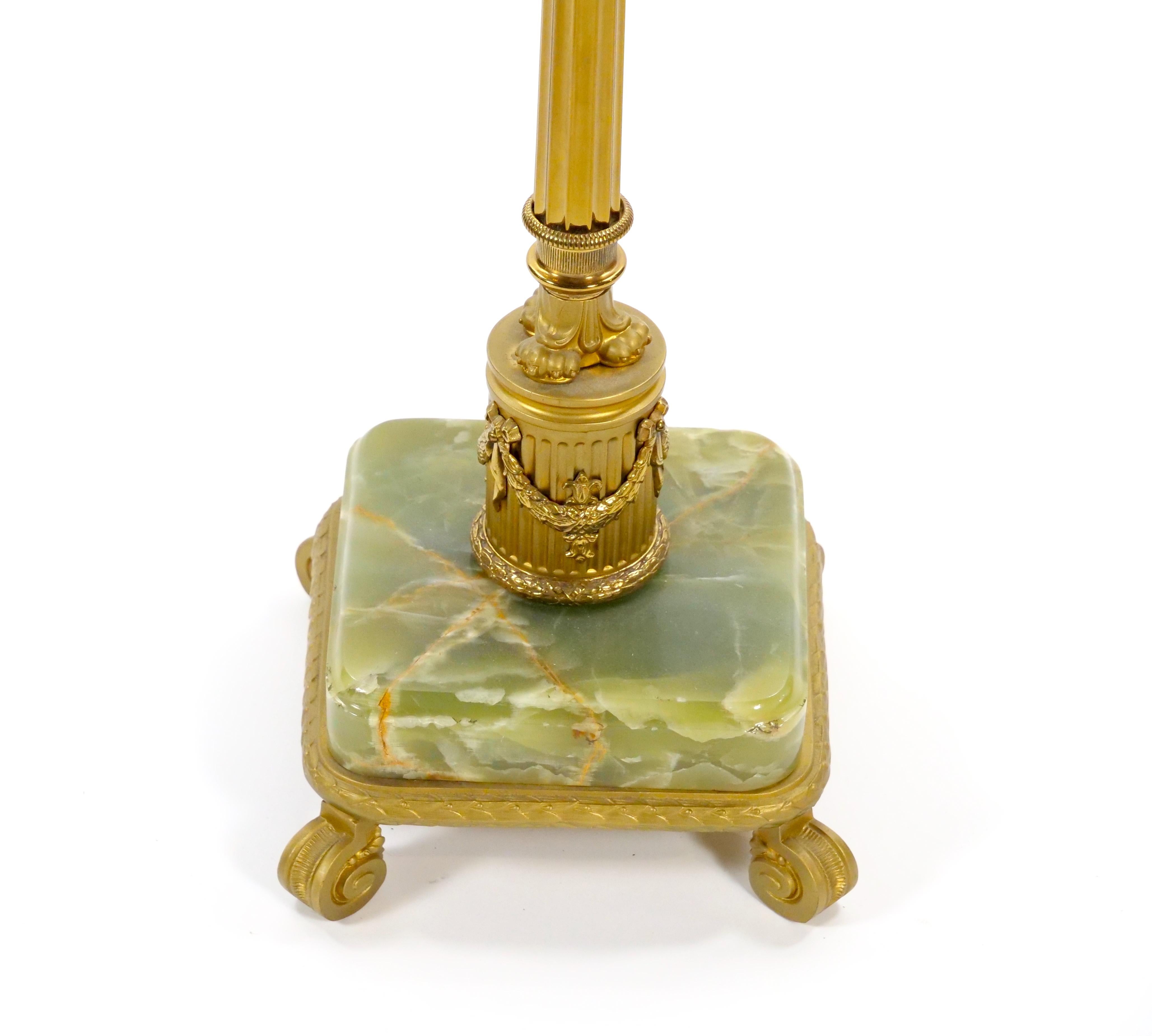 Lampada da terra neoclassica dei primi del Novecento con base in ottone e onice In condizioni buone in vendita a Tarry Town, NY