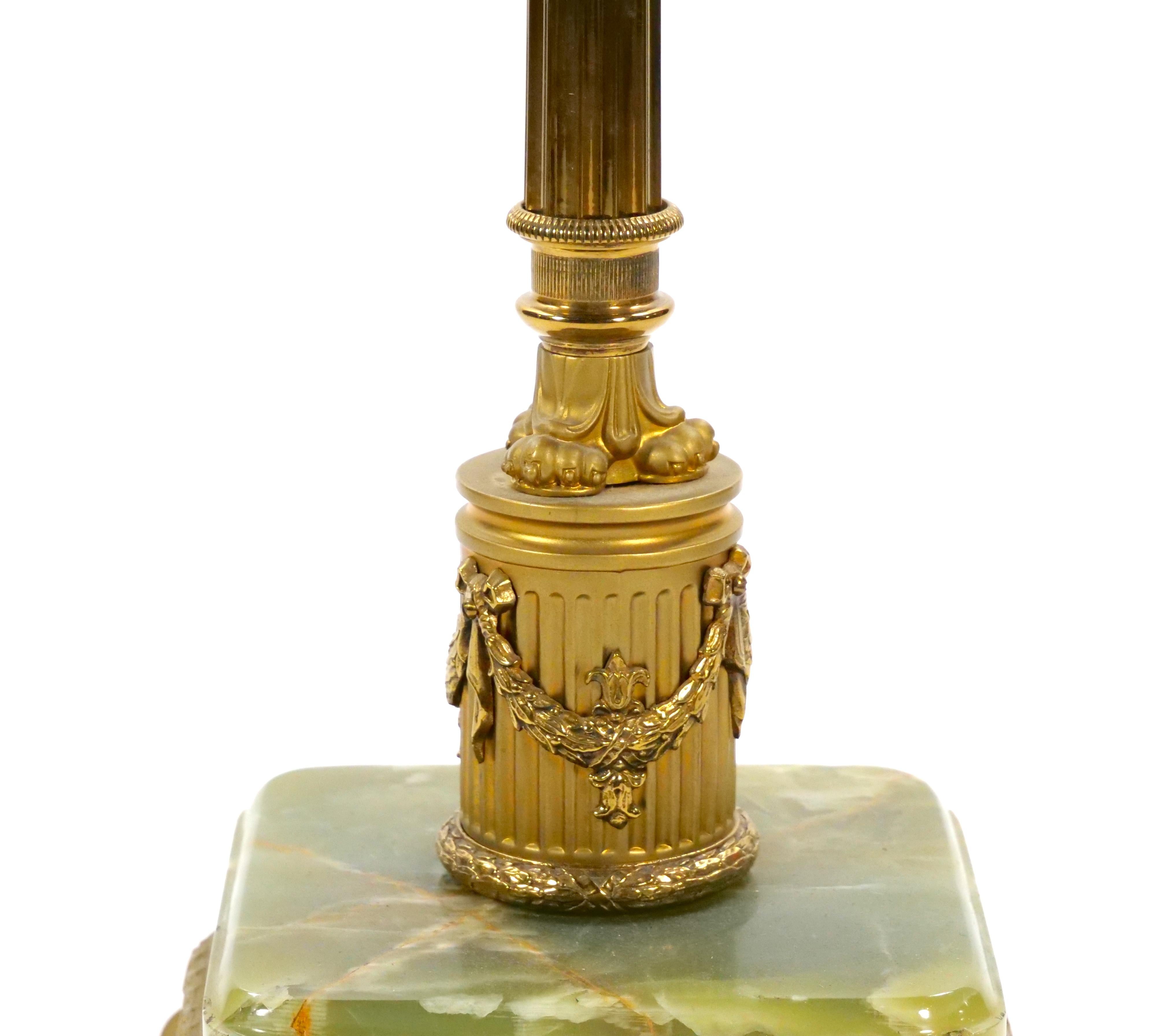 Ottone Lampada da terra neoclassica dei primi del Novecento con base in ottone e onice in vendita