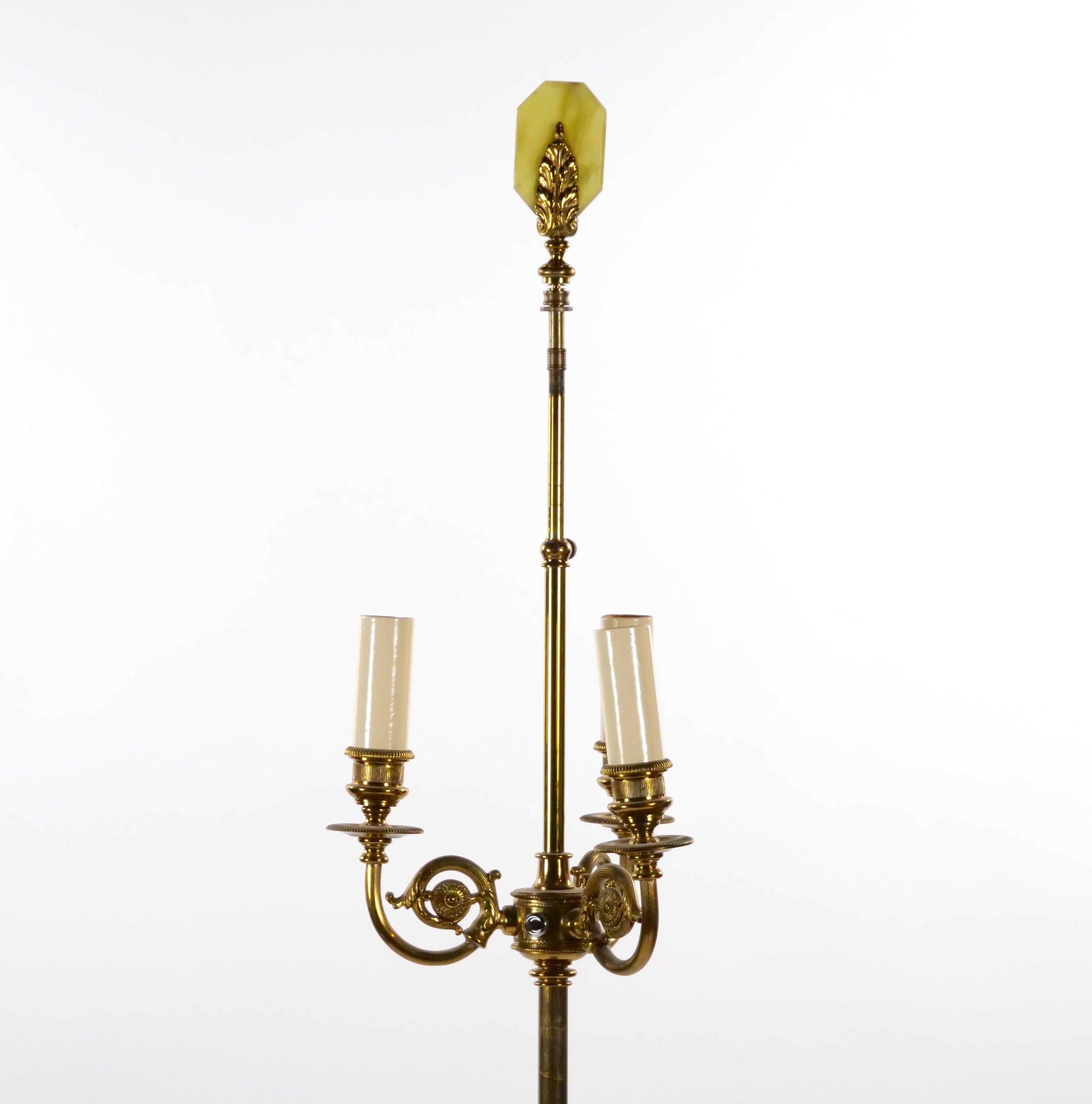 Lampada da terra neoclassica dei primi del Novecento con base in ottone e onice in vendita 1