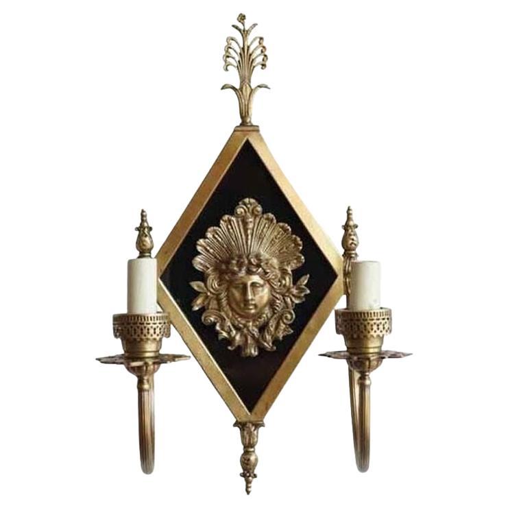 Applique néoclassique à deux bras en bronze du début du XXe siècle en vente