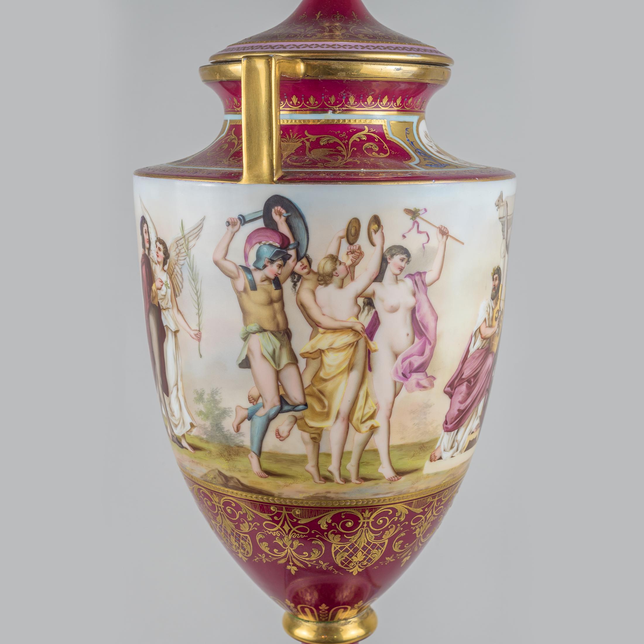 Neoklassizistische Royal Vienna Porcelain Urnen mit Deckel aus dem frühen 20. (20. Jahrhundert) im Angebot