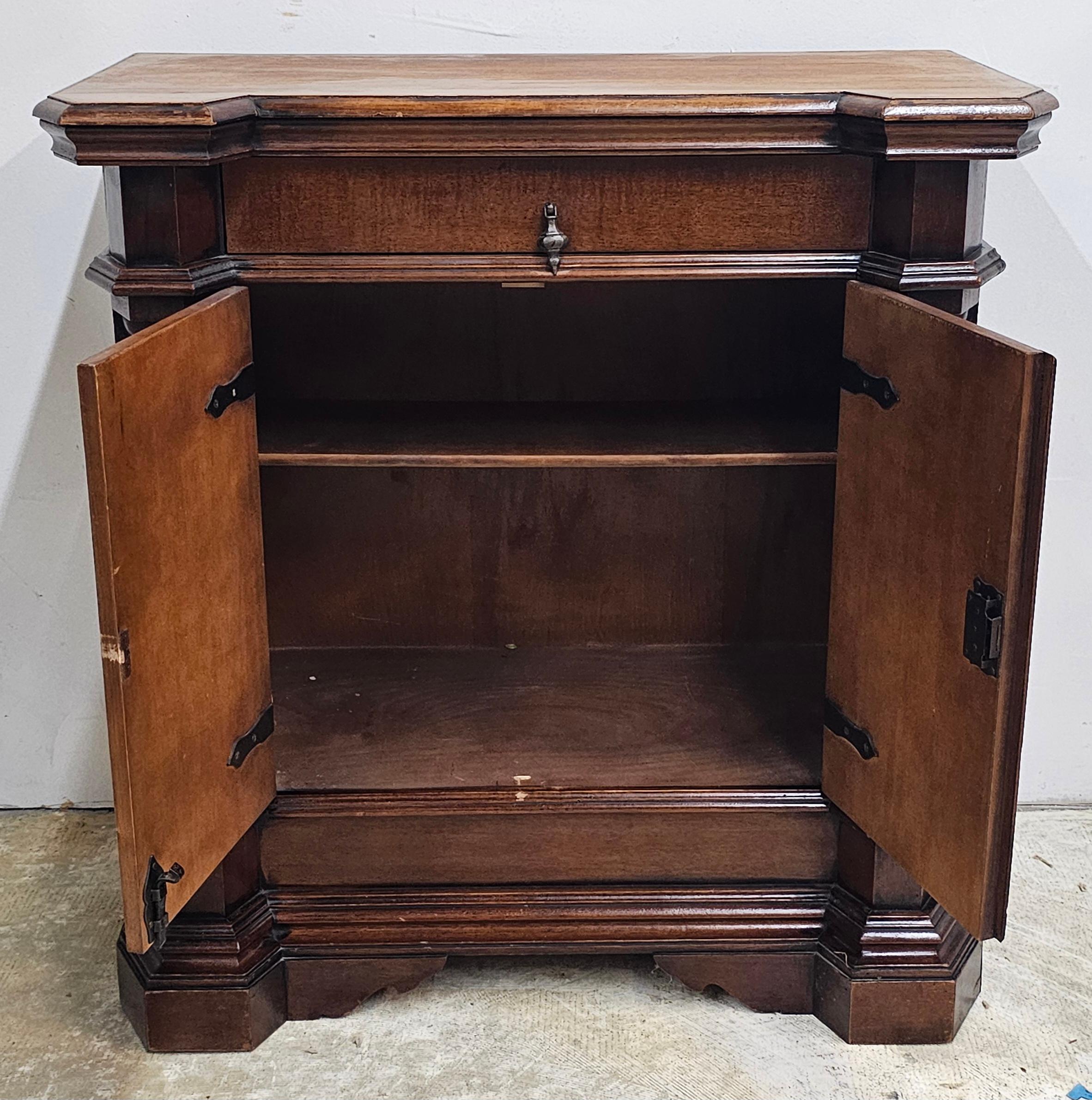 Un mobile laterale in stile neoclassico di Oak Oak dei primi del Novecento
 Scaffale sfuso. Serratura di lavoro con chiave.
Misura 31,5
