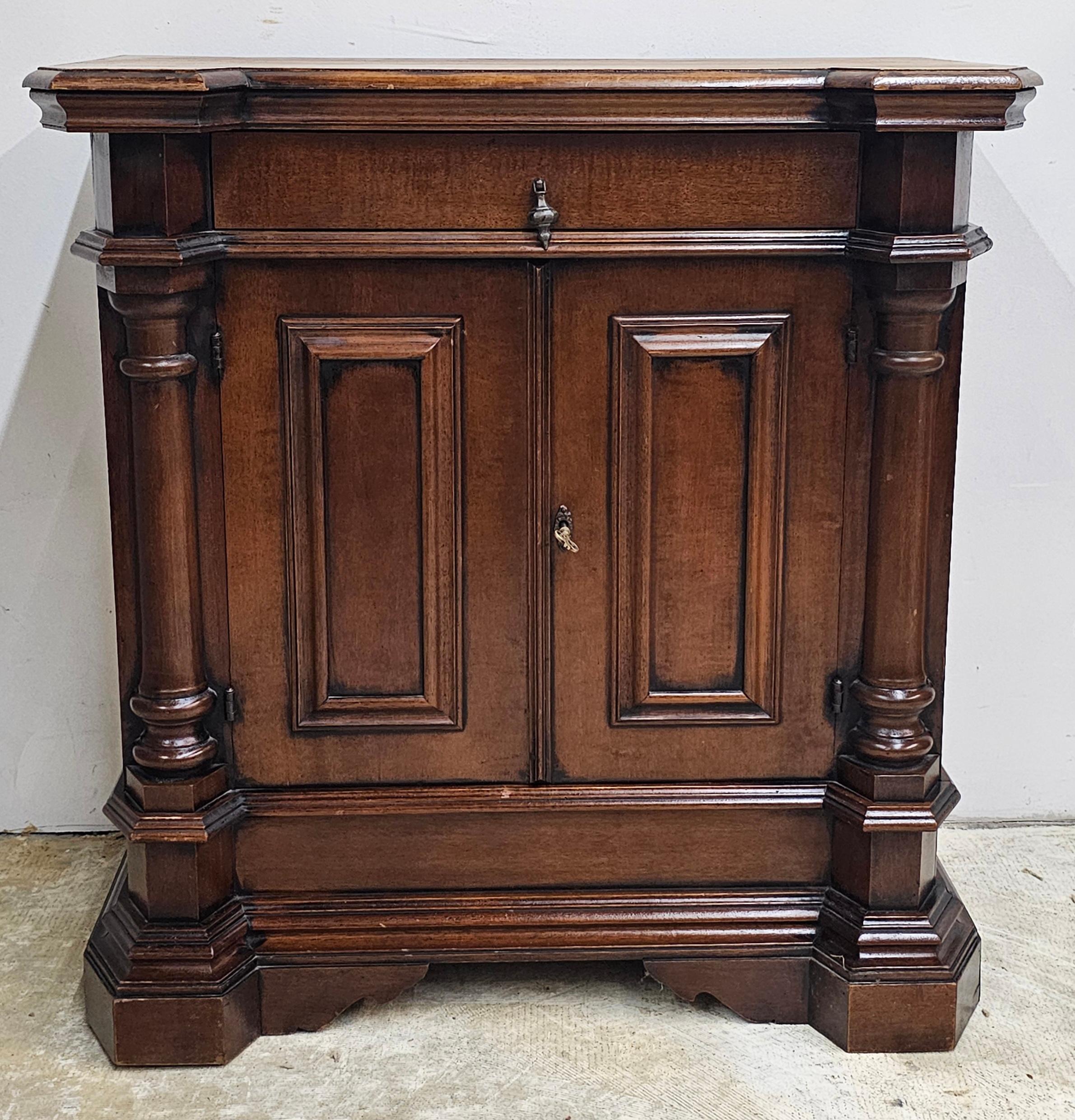 Neoclassico Mobile laterale in stile neoclassico in Oak Oak dei primi del Novecento in vendita