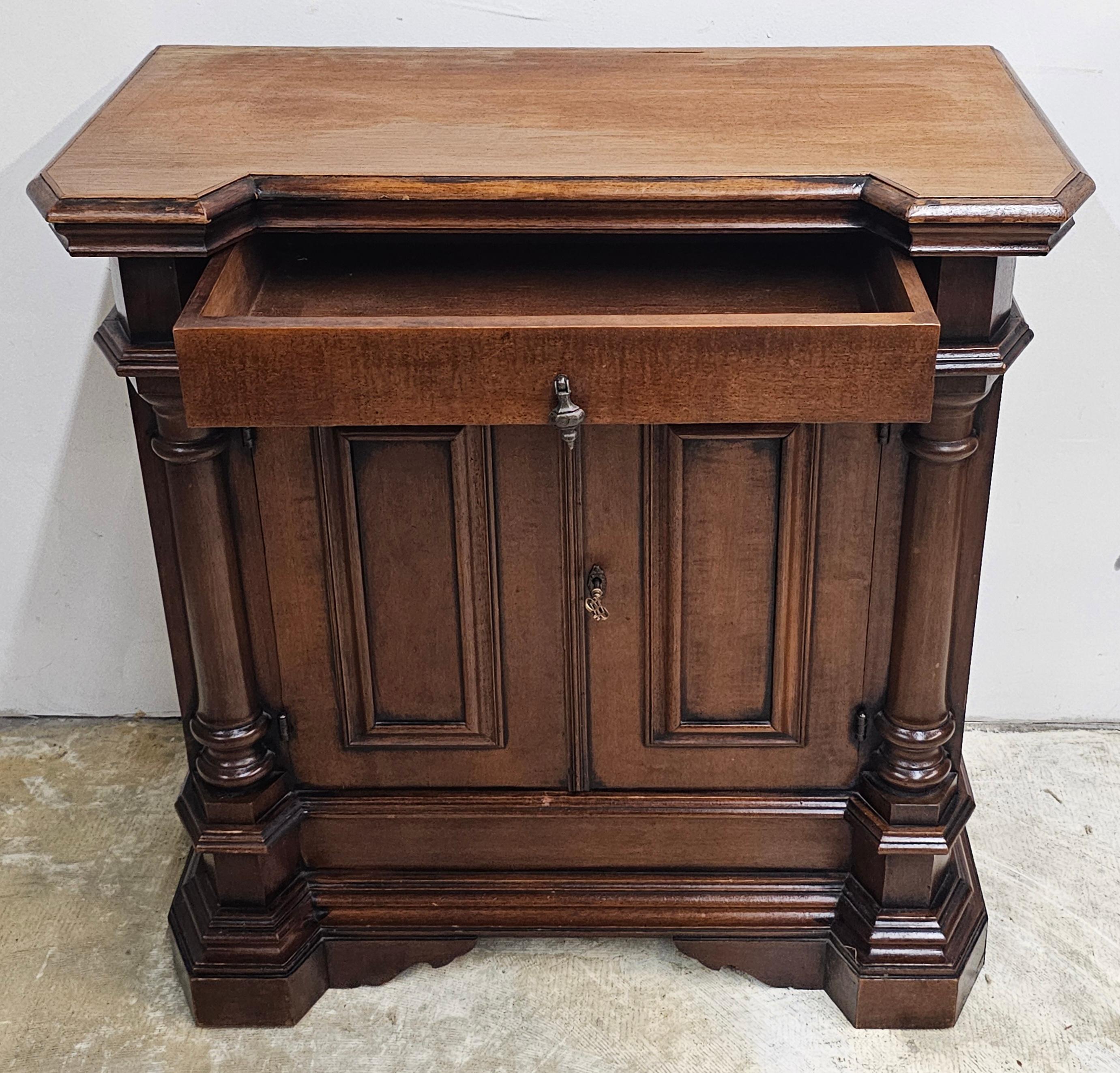 Mordenzato Mobile laterale in stile neoclassico in Oak Oak dei primi del Novecento in vendita