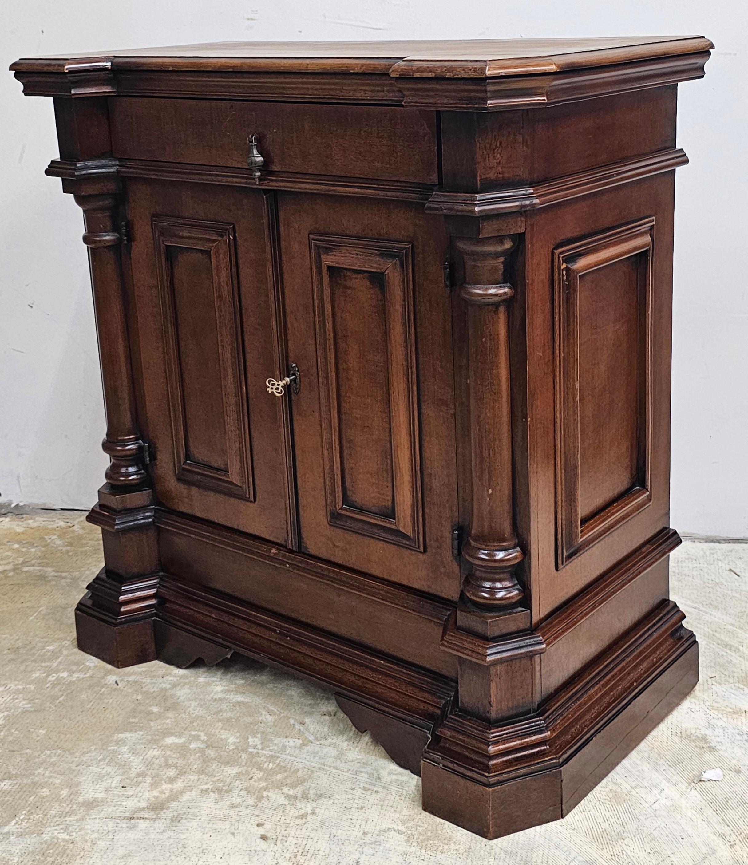 XX secolo Mobile laterale in stile neoclassico in Oak Oak dei primi del Novecento in vendita