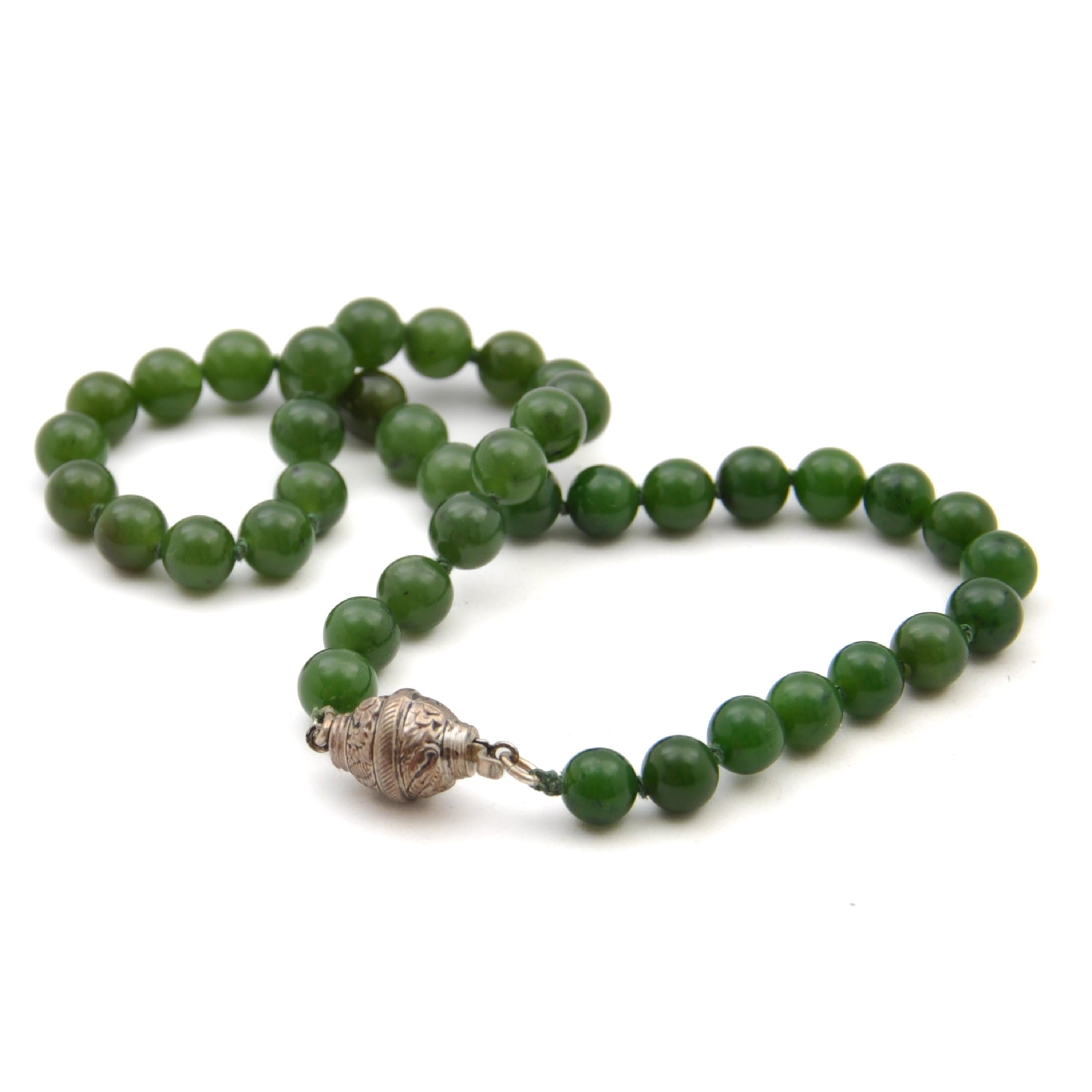Round Cut Vintage Nephrite Jade Silver Beaded Necklace For Sale