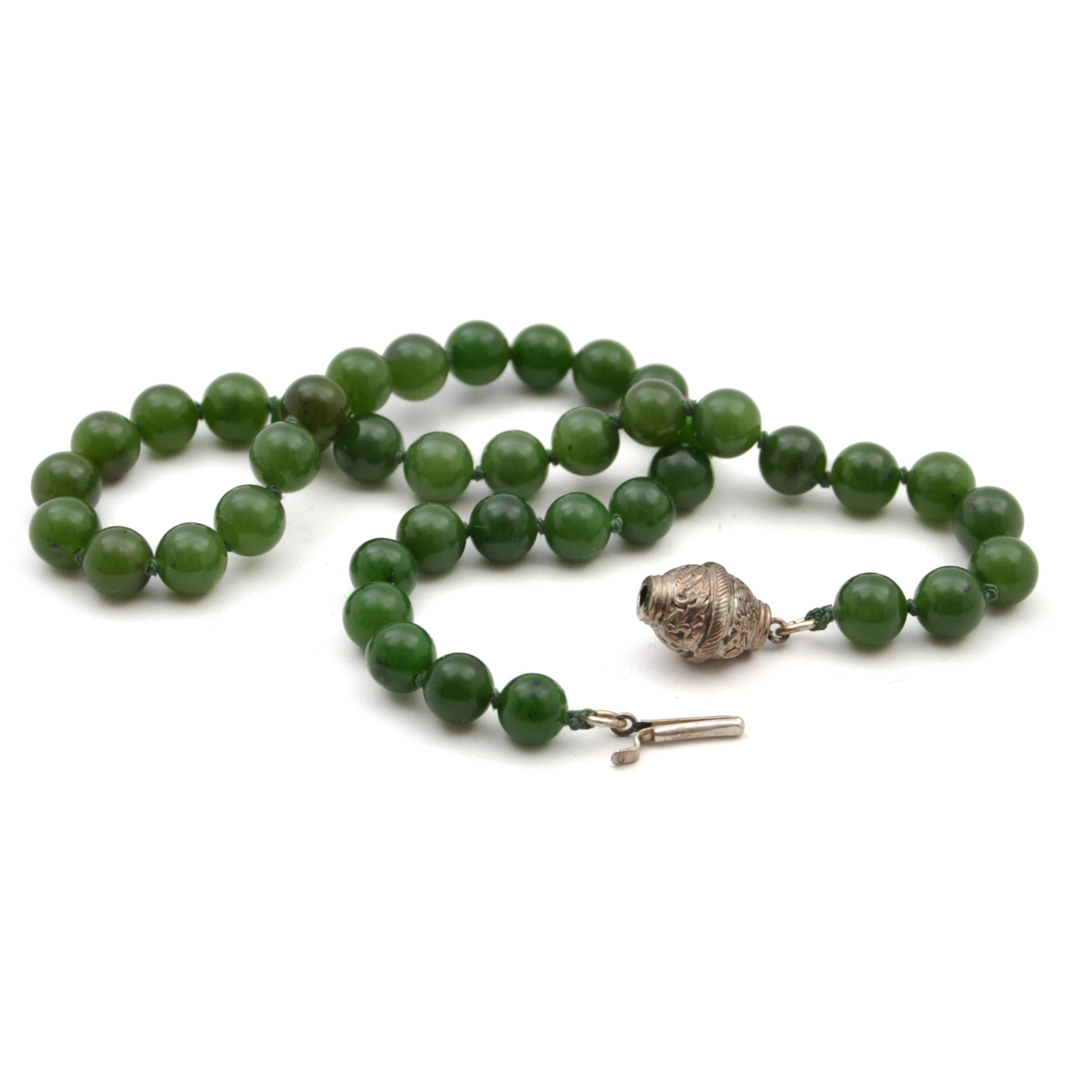 Vintage Nephrite Jade Silver Beaded Necklace In Good Condition For Sale In Rotterdam, NL