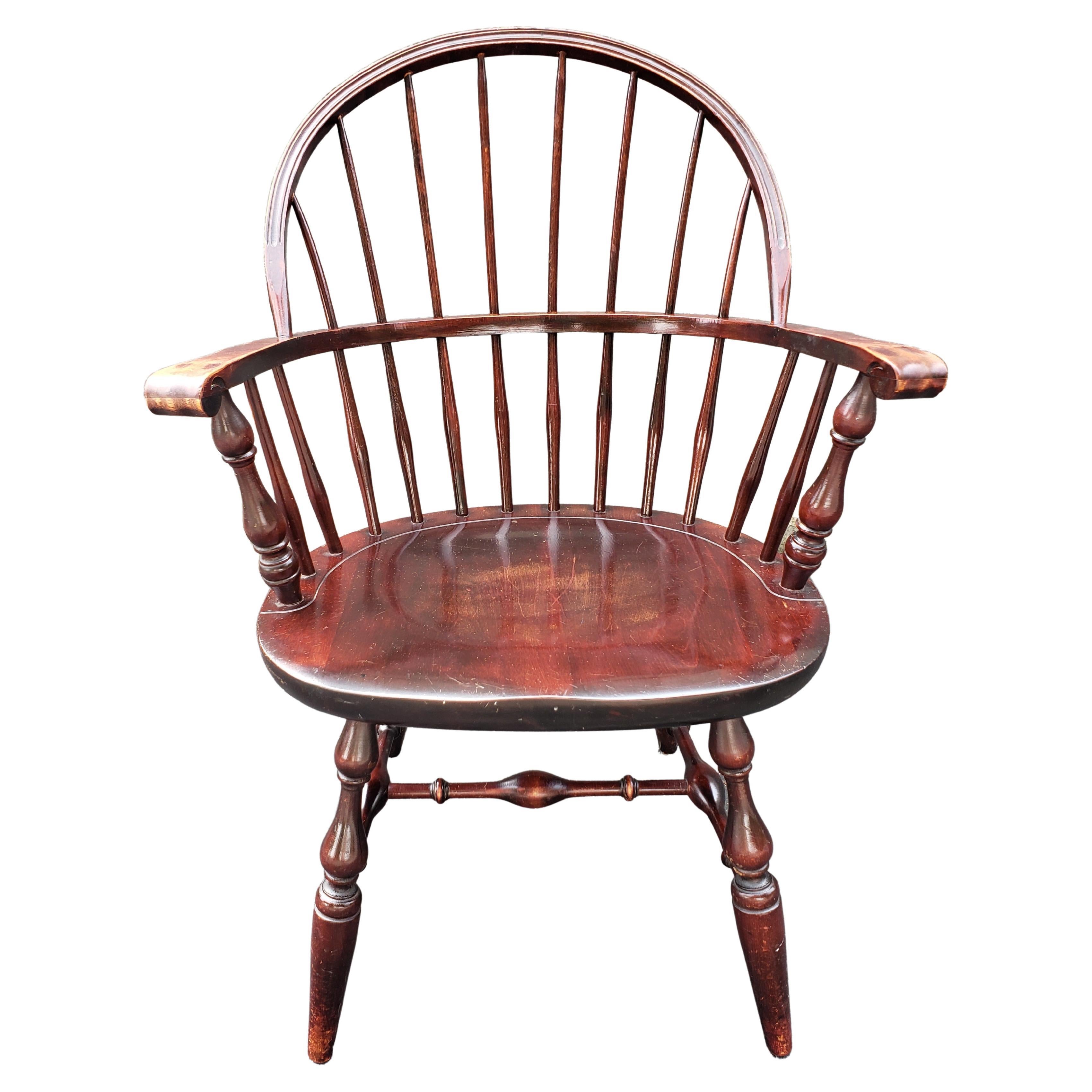 Ein Mitte des Jahrhunderts Nichols und Stein Barely Back Windsor  gefleckter Sessel. Sehr solide. Guter Vintage-Zustand. Maße: 25