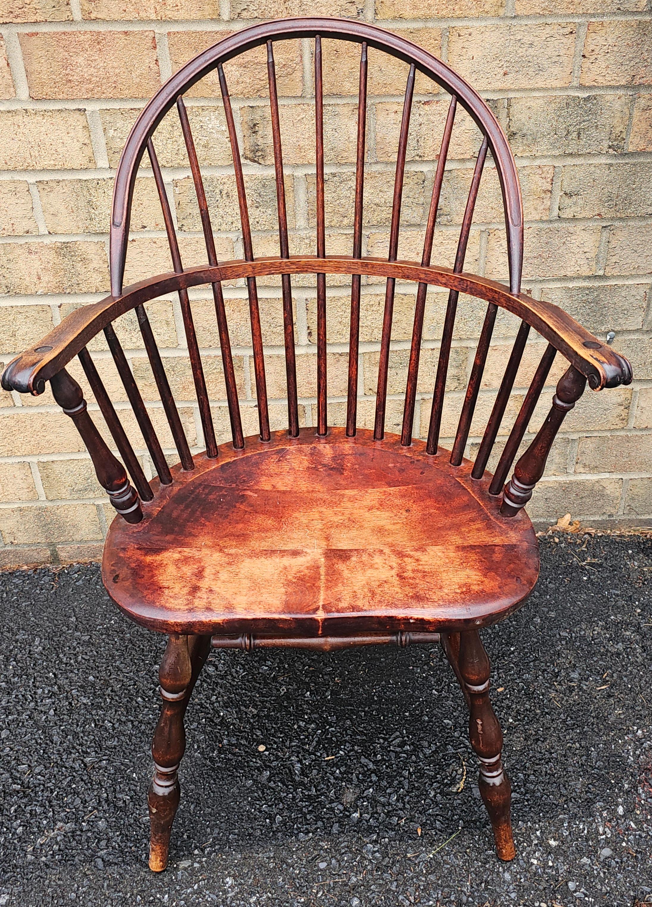 Un sillón Nichols & Stone de principios del siglo XX con respaldo Windsor manchado. Muy resistente. Buen estado vintage. Mide 25