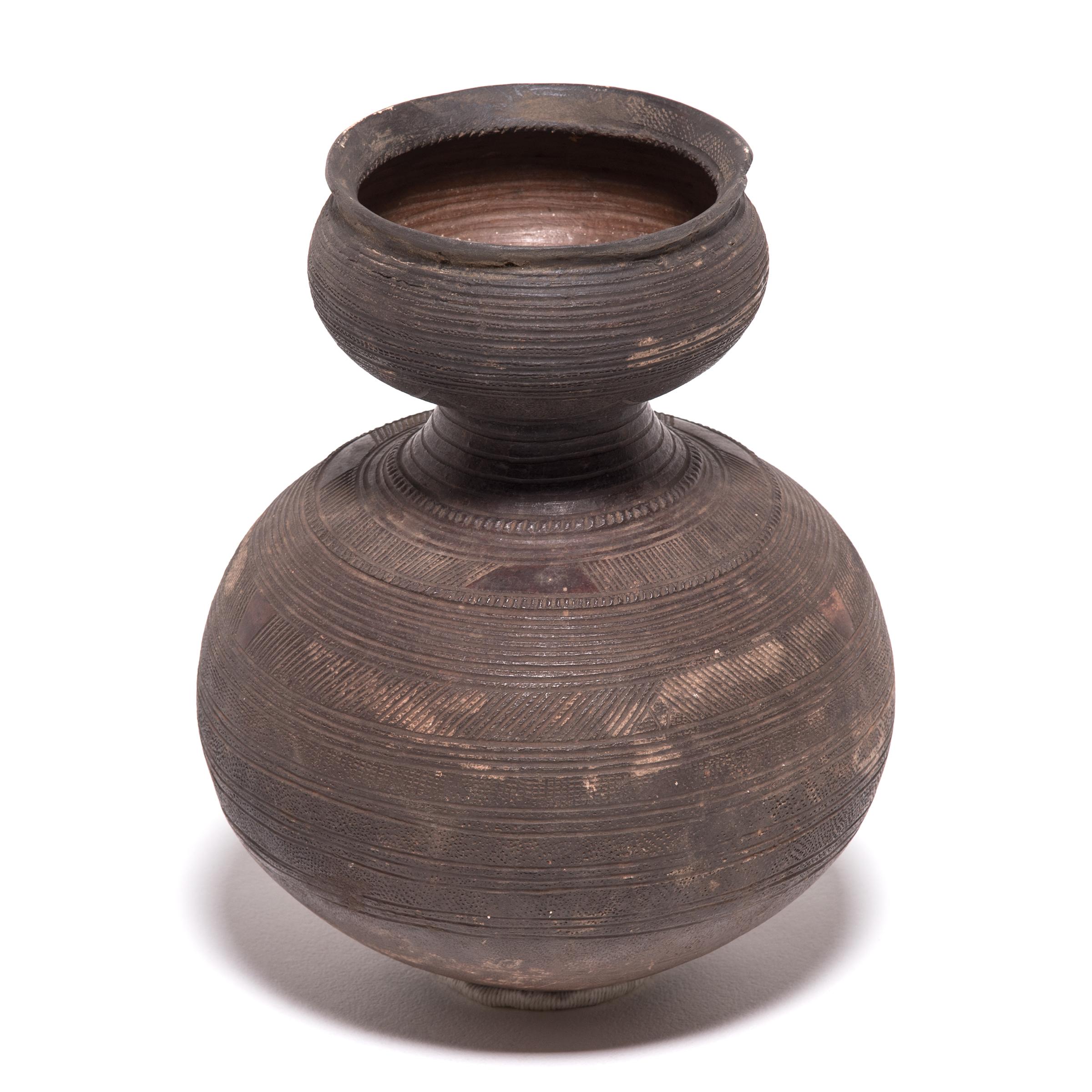 Nigeriano Vaso d'acqua nigeriano a forma di zucca Nupe, 1900 ca. in vendita