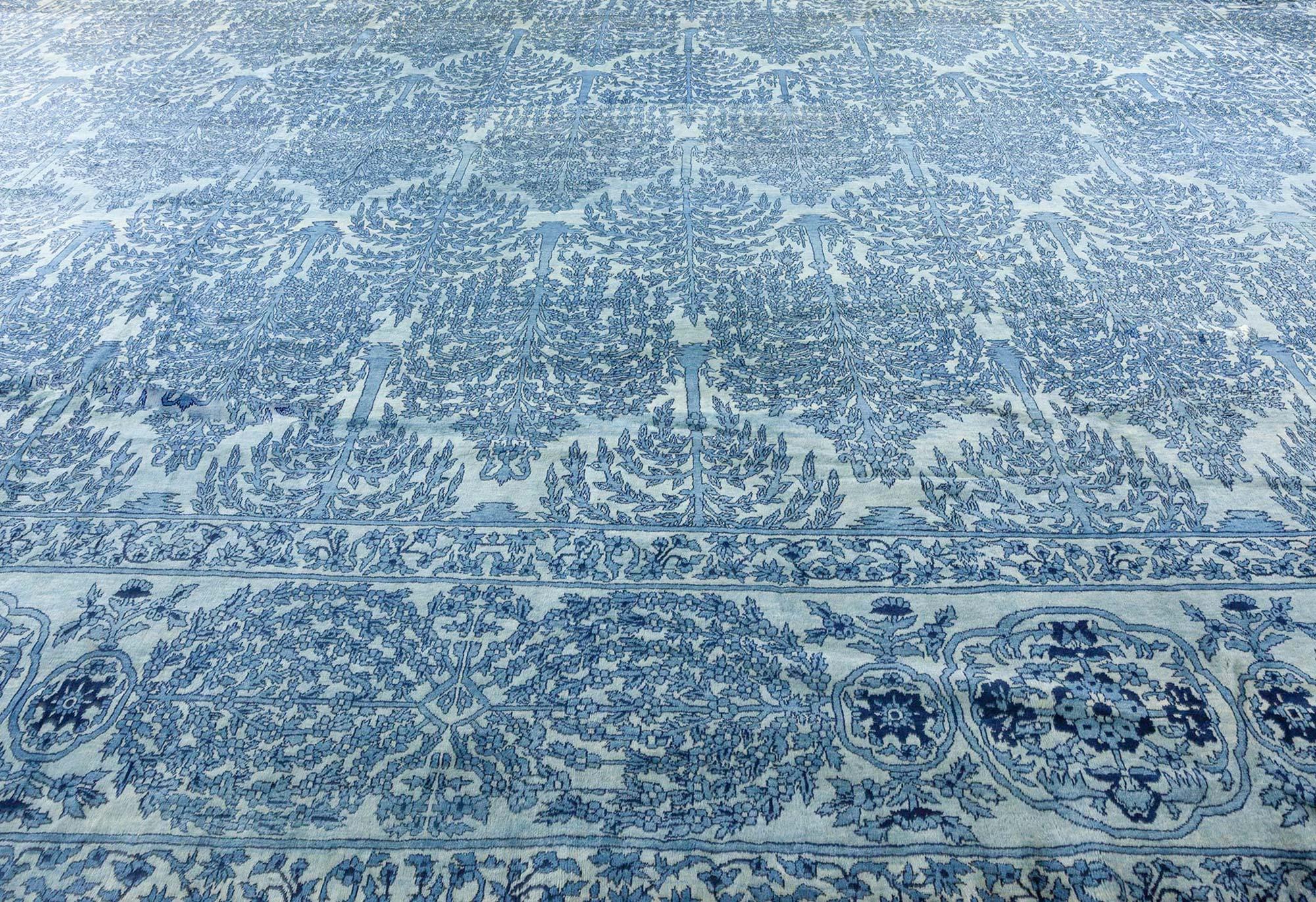 Indien Début du 20e siècle, tapis de laine bleu Botanic de l'Inde du Nord, noué à la main en vente