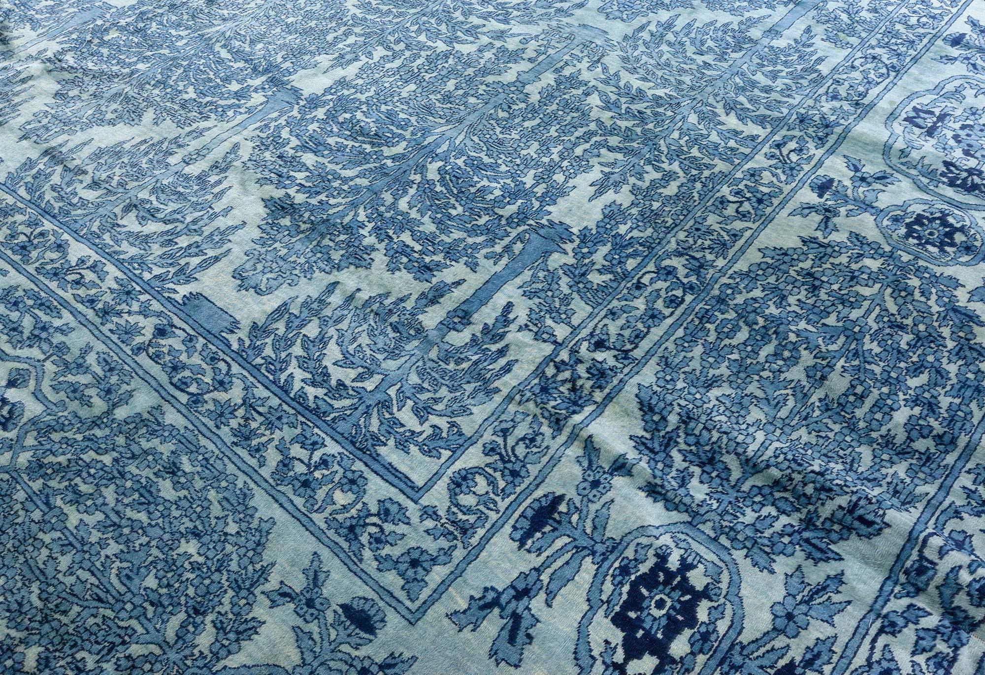 20ième siècle Début du 20e siècle, tapis de laine bleu Botanic de l'Inde du Nord, noué à la main en vente