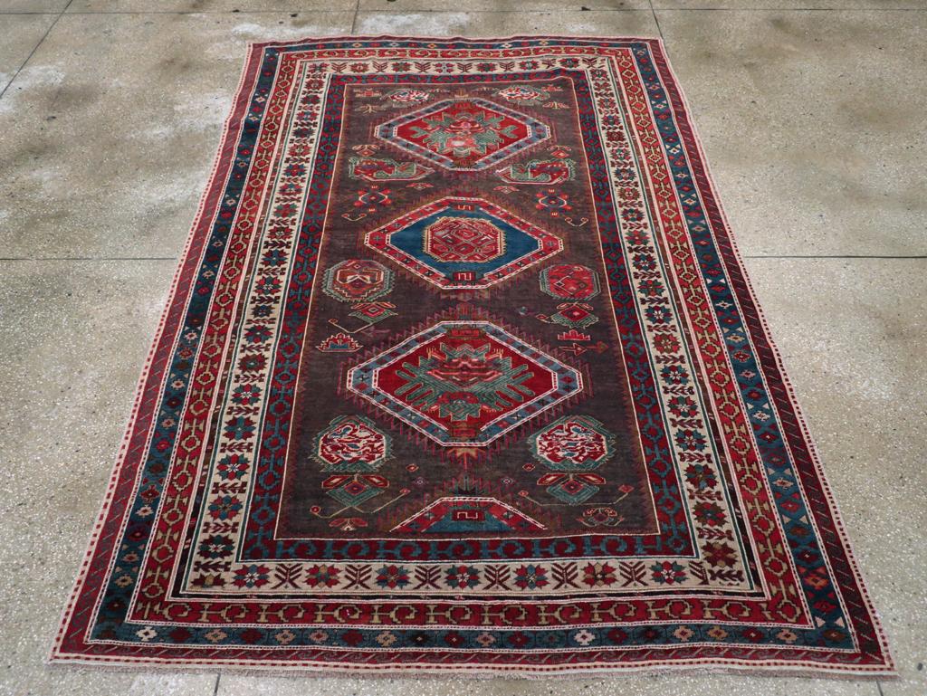 Antigua alfombra de acento tribal persa del noroeste, hecha a mano a principios del siglo XX.

Medidas: 6' 2
