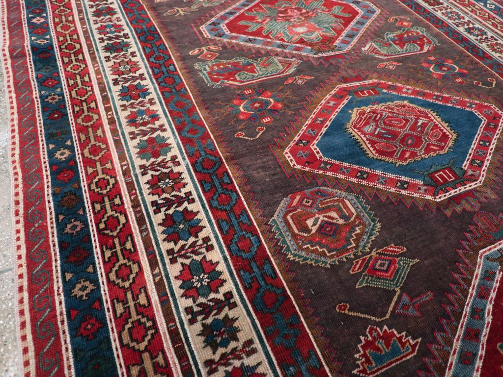 Alfombra de acento tribal persa del noroeste de principios del siglo XX Tribal en venta