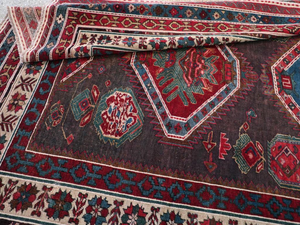 Alfombra de acento tribal persa del noroeste de principios del siglo XX en venta 1
