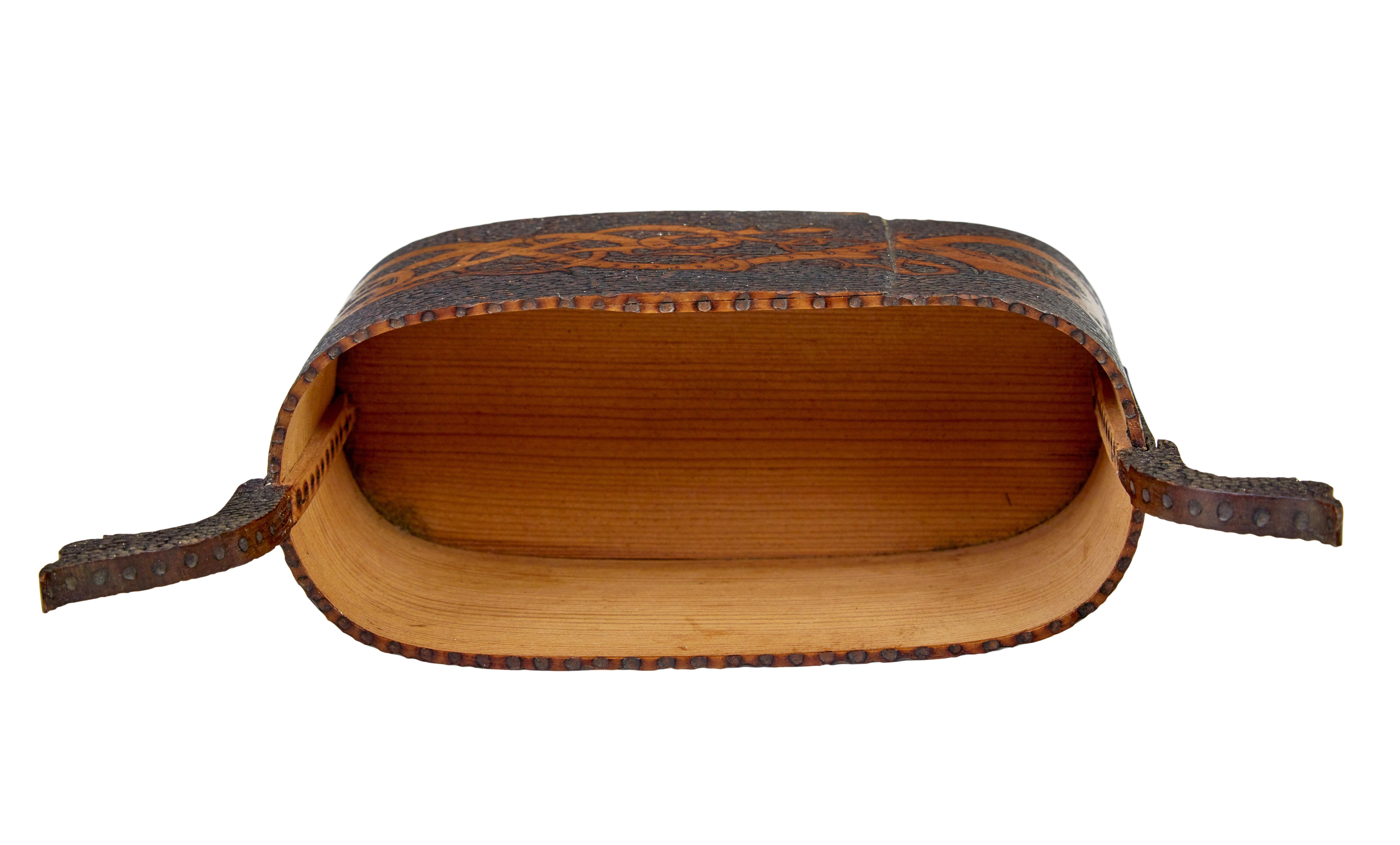 Pine Early 20th century Norwegian pokerwork tine box For Sale