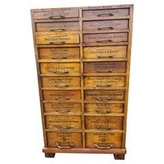Armadio da farmacia a 20 cassetti con etichetta, in Oak, dei primi del Novecento 2 disponibili