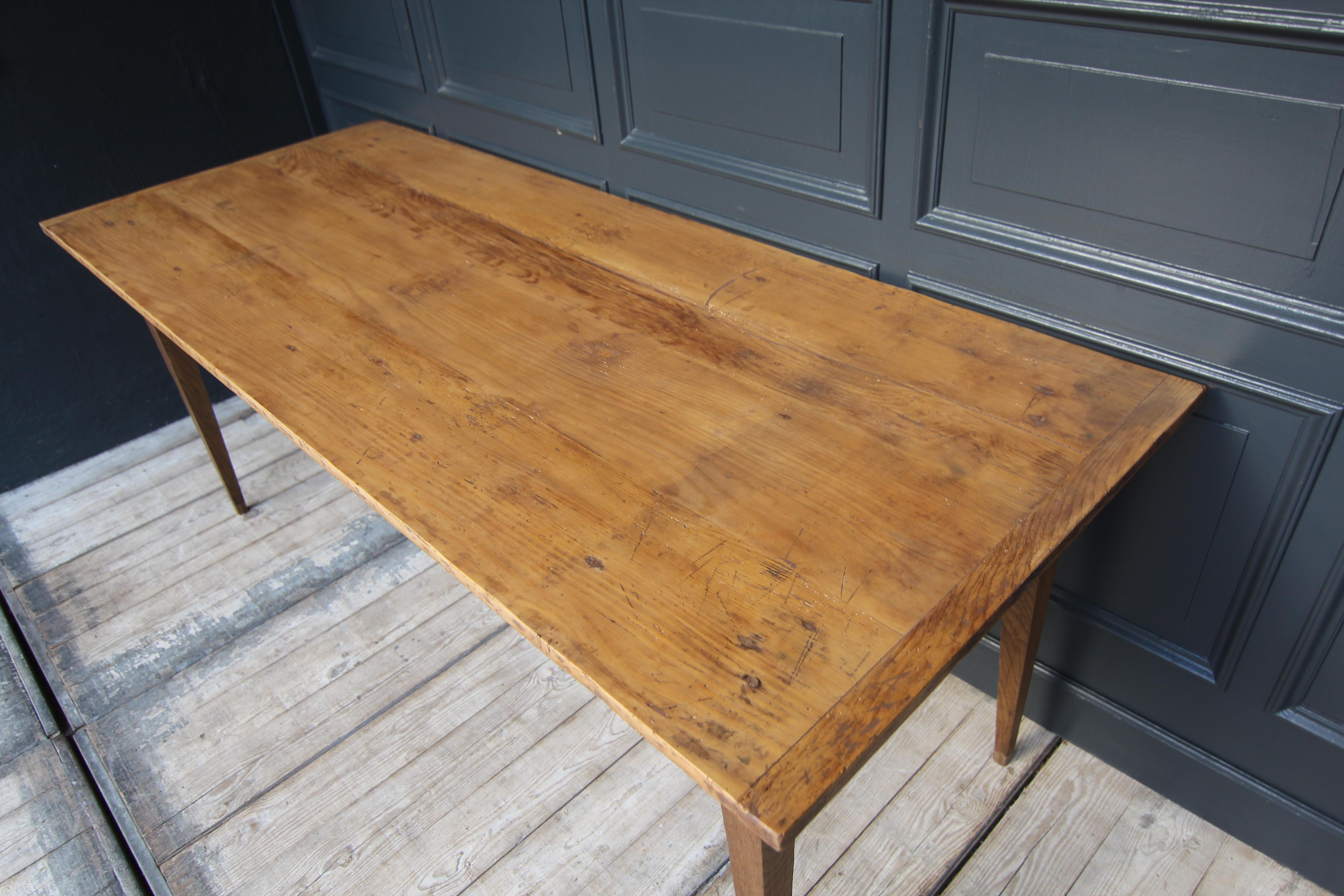Early 20th Century Oak and Pine Table For Sale 6