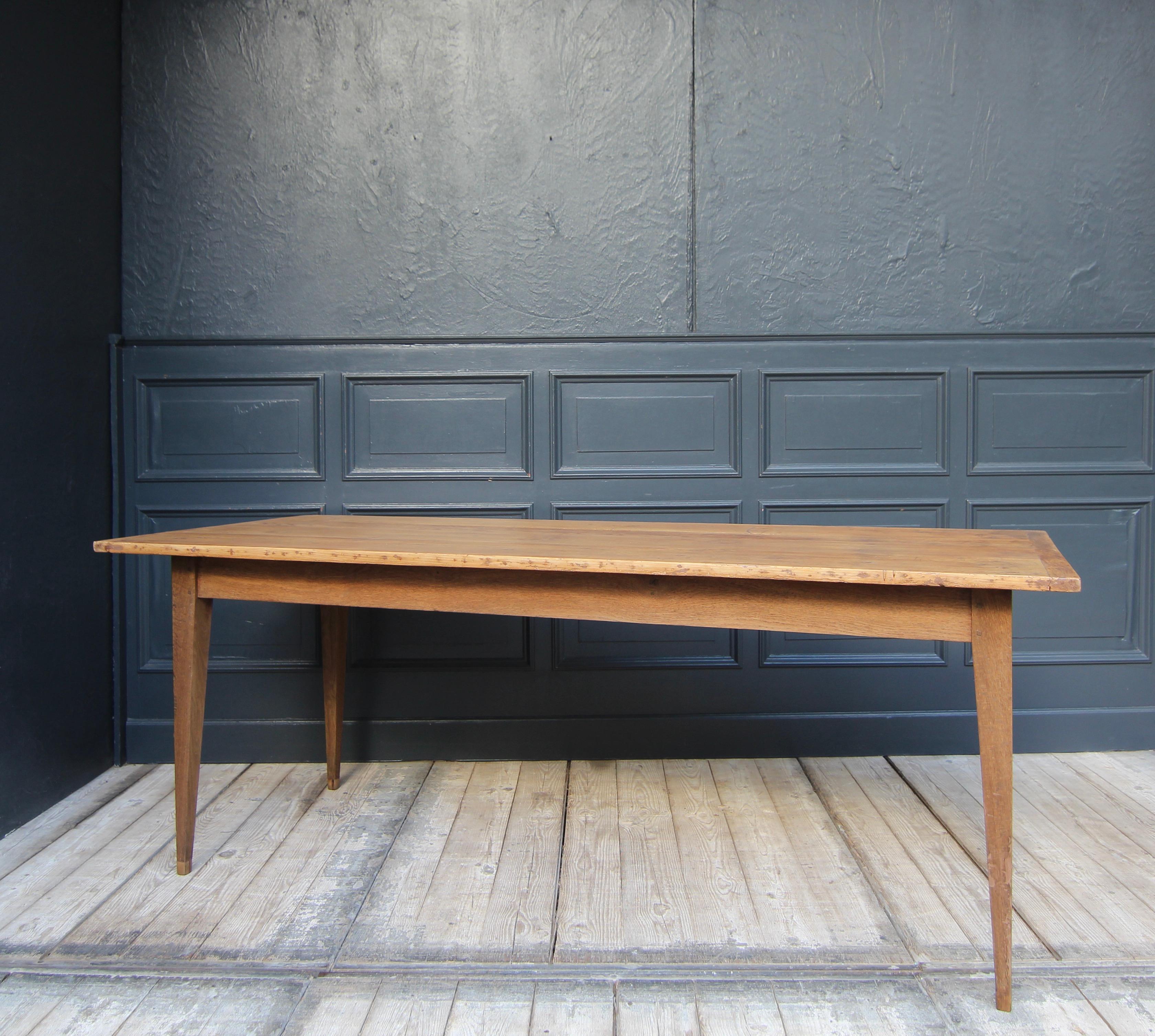 Early 20th Century Oak and Pine Table For Sale 9