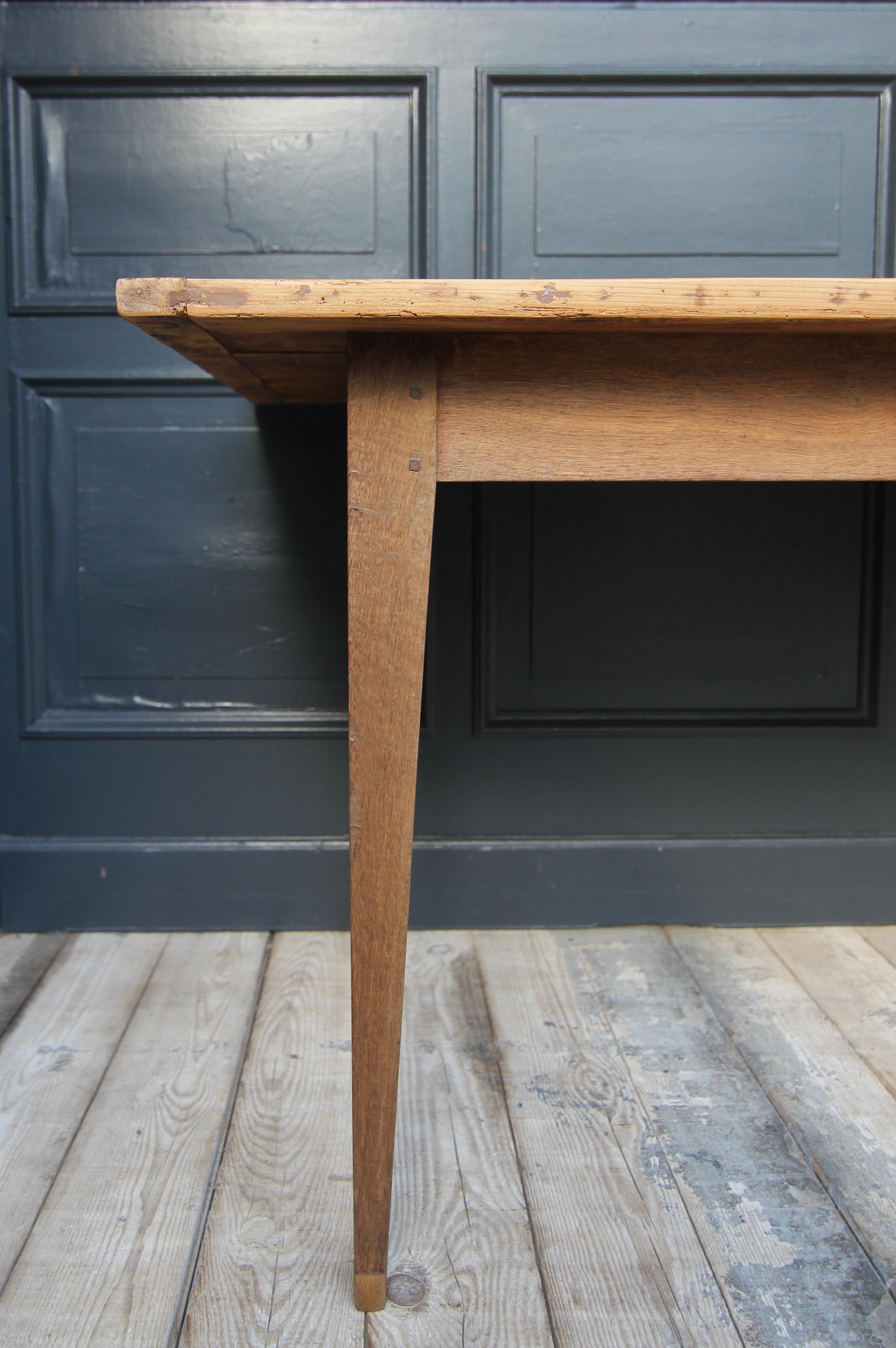 Early 20th Century Oak and Pine Table For Sale 2