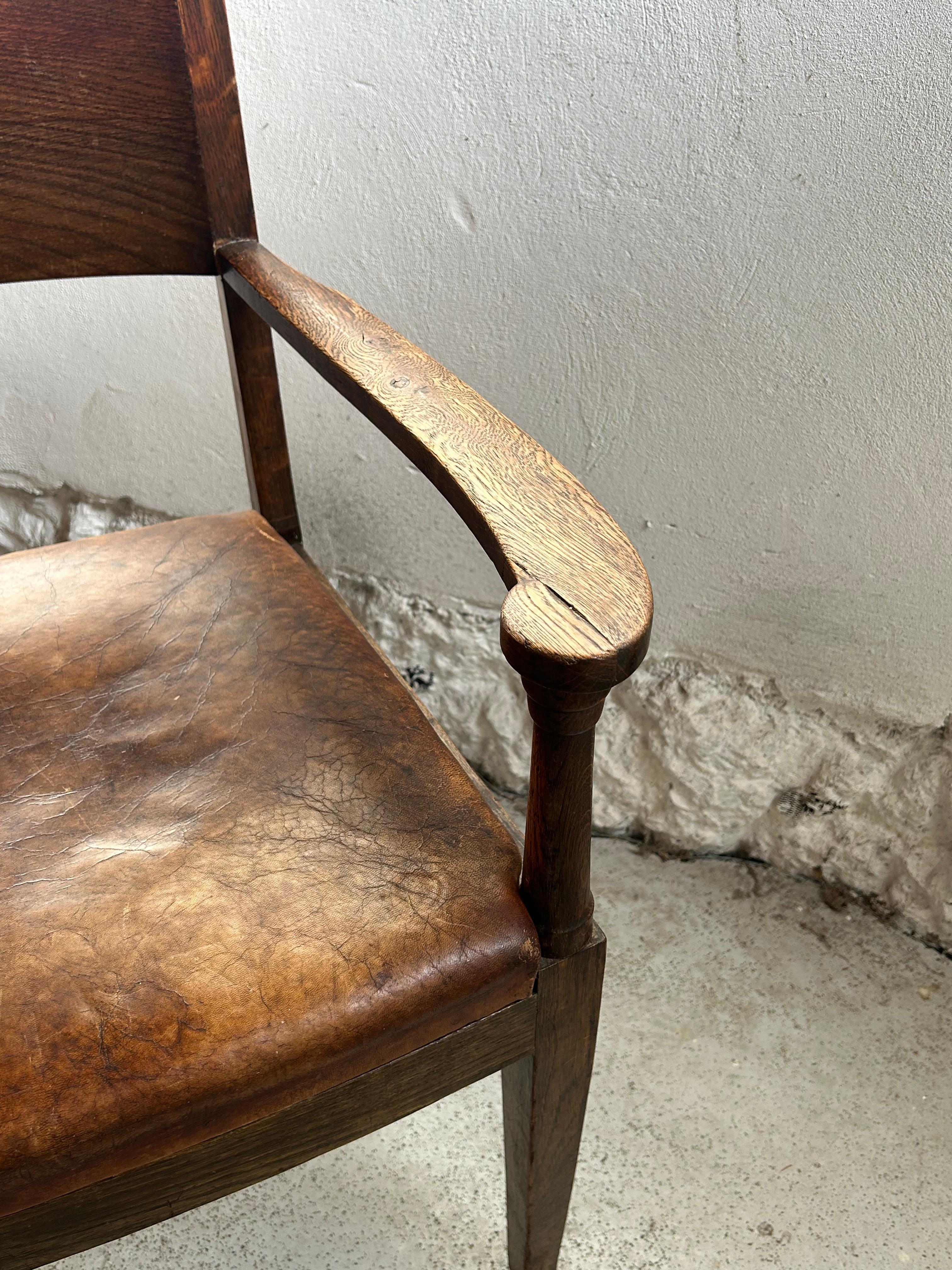 Un impresionante y raro sillón diseñado por Thorvald Bindesbøll (1846-1908), uno de los arquitectos y diseñadores daneses más célebres de finales del siglo XIX y principios del XX.

Esta exquisita silla fue fabricada por Rud. Rasmussen, el principal