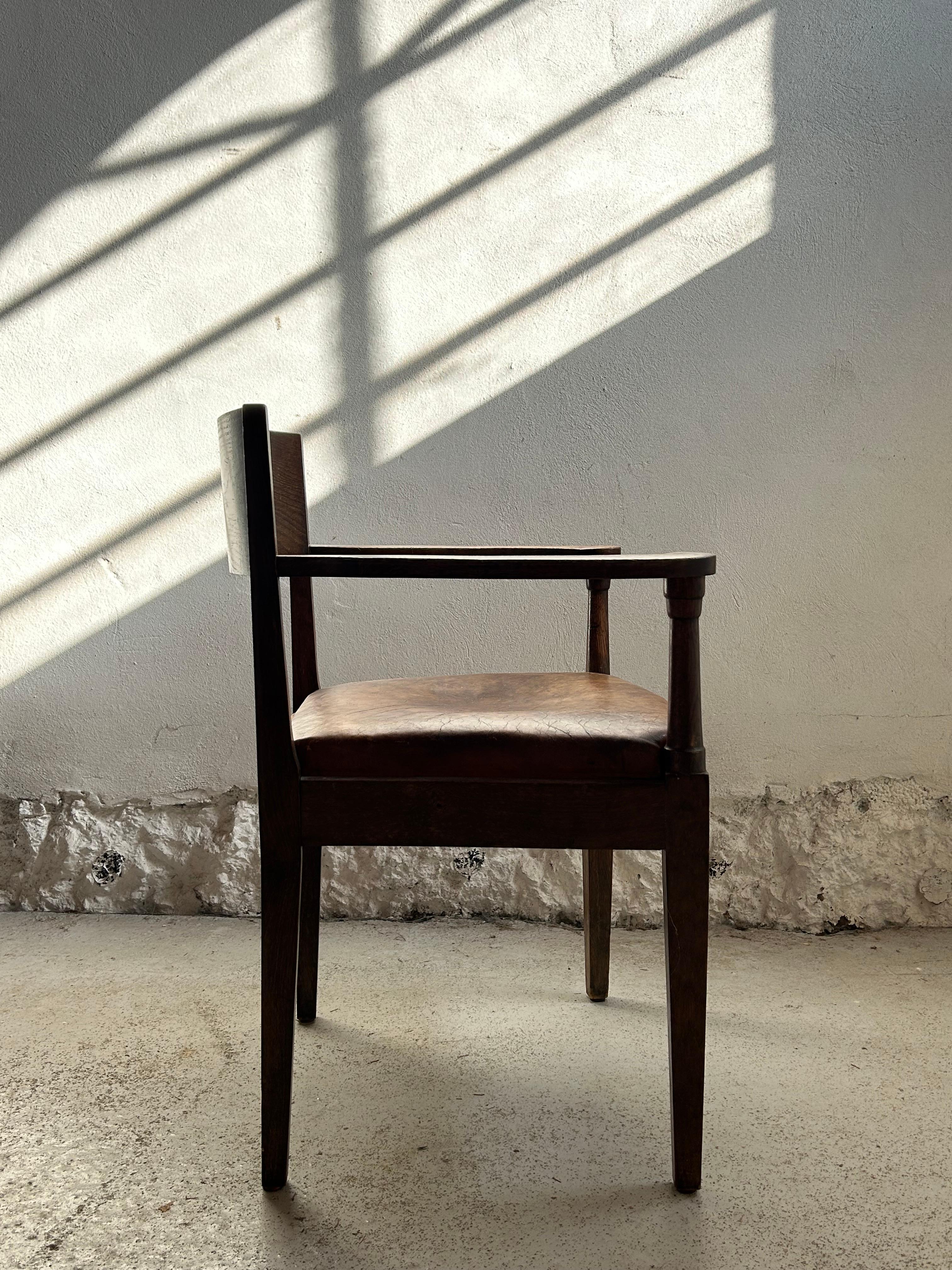 Sillón de roble de principios del siglo XX de Thorvald Bindesbøll, Dinamarca circa 1905 Hecho a mano en venta