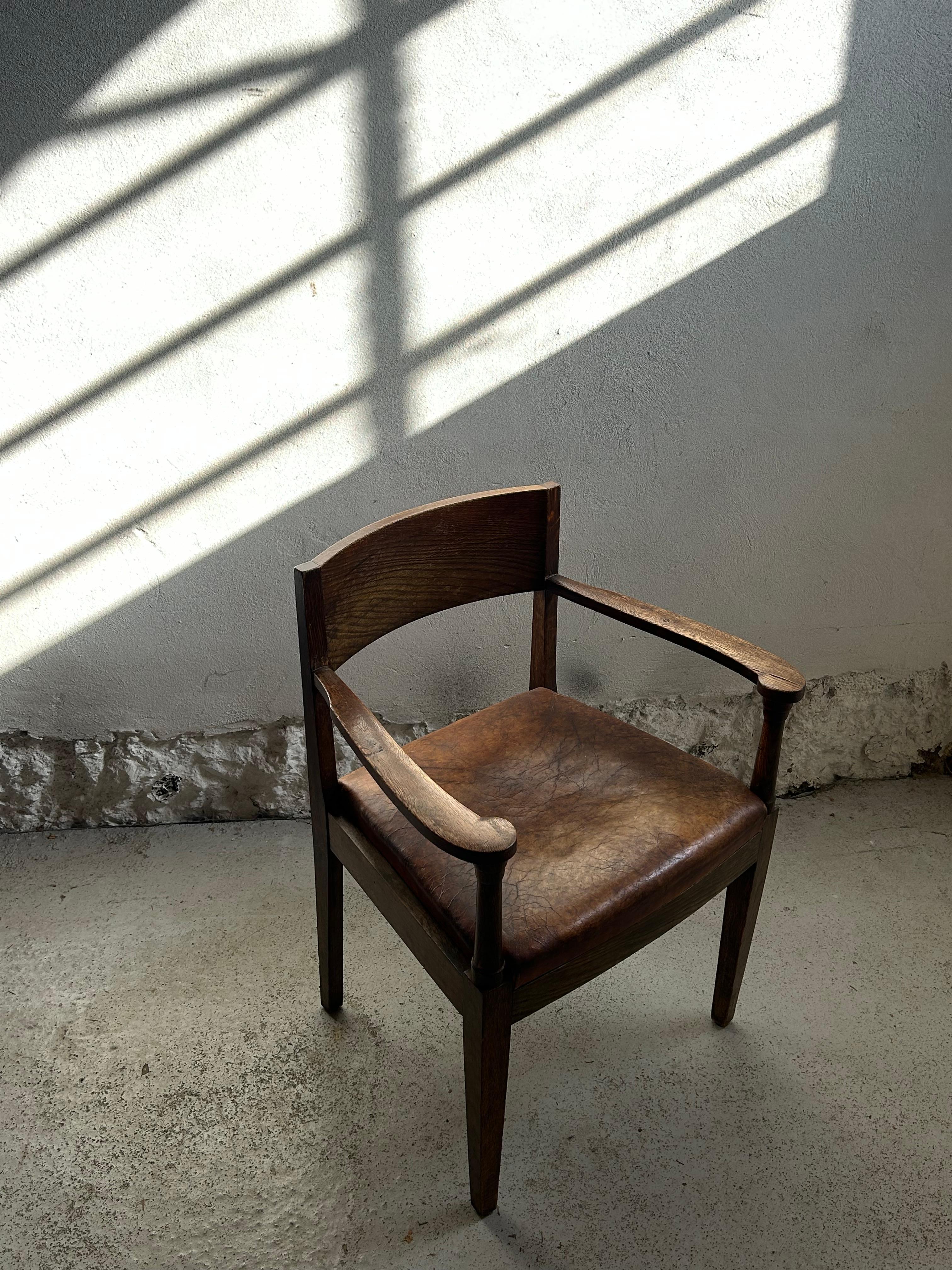 Sillón de roble de principios del siglo XX de Thorvald Bindesbøll, Dinamarca circa 1905 Cuero en venta