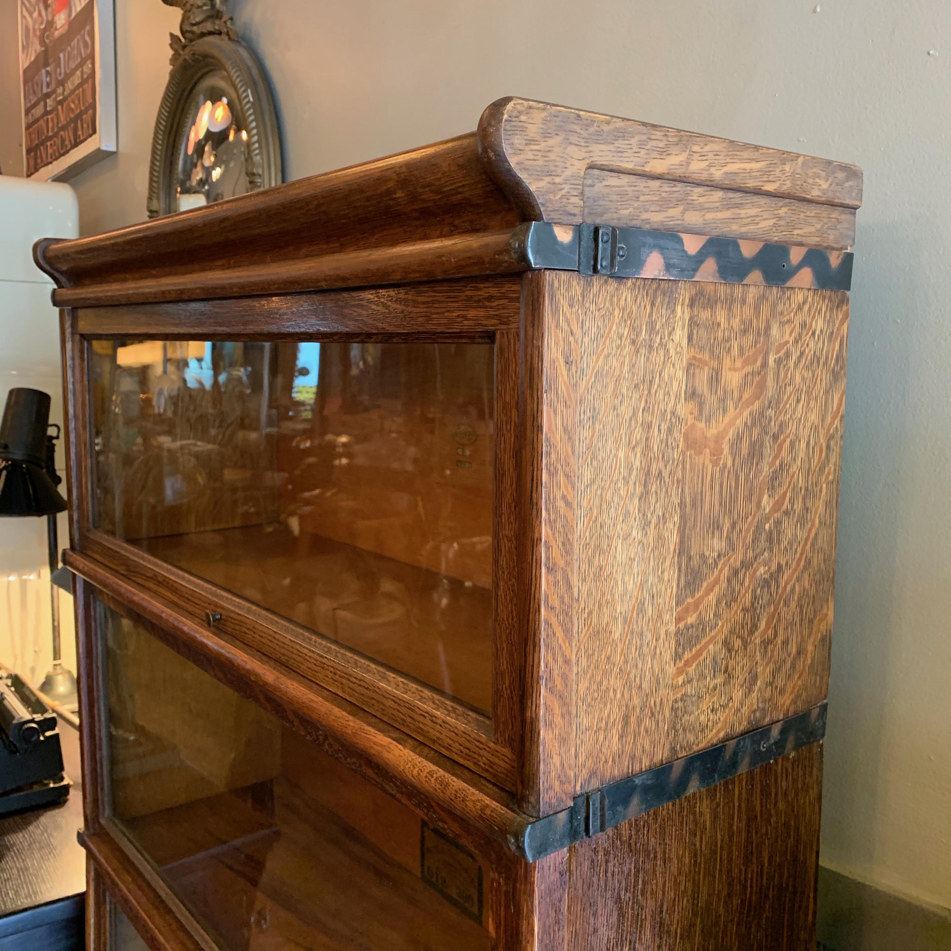 Early 20th Century Oak Barrister Case By Globe Wernicke Co. In Good Condition In Brooklyn, NY