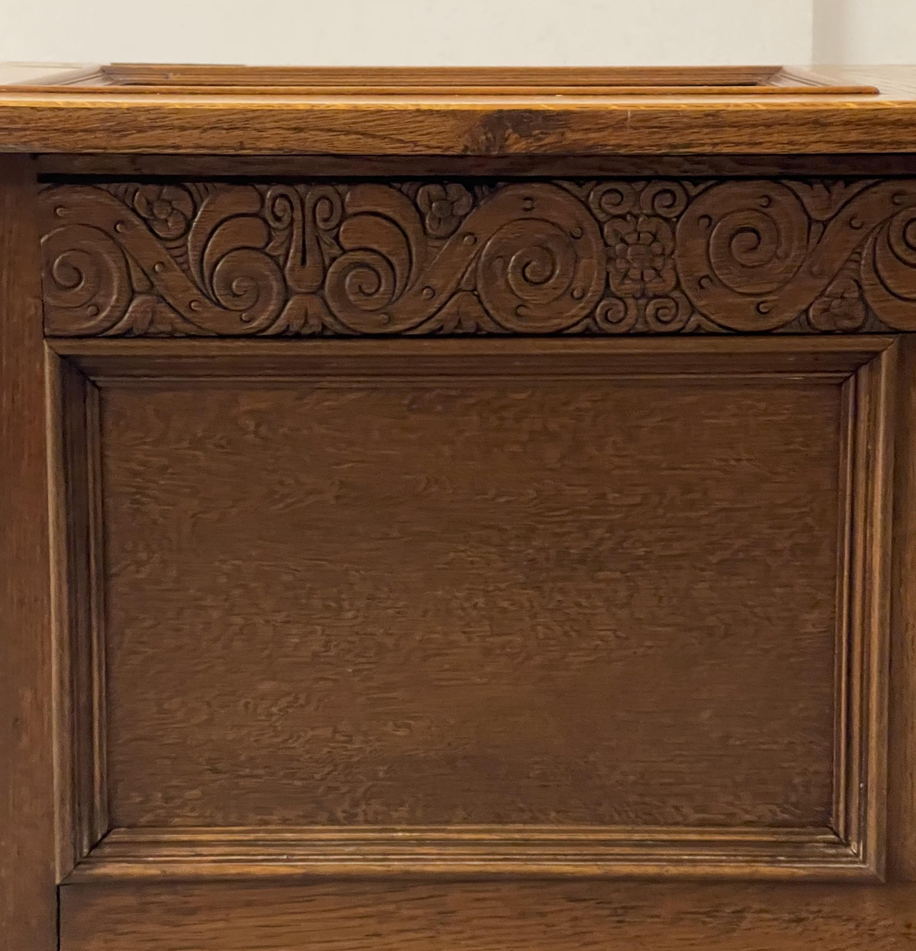 Early 20th Century Oak Blanket Chest Trunk With Scroll Carved Detailing For Sale 4
