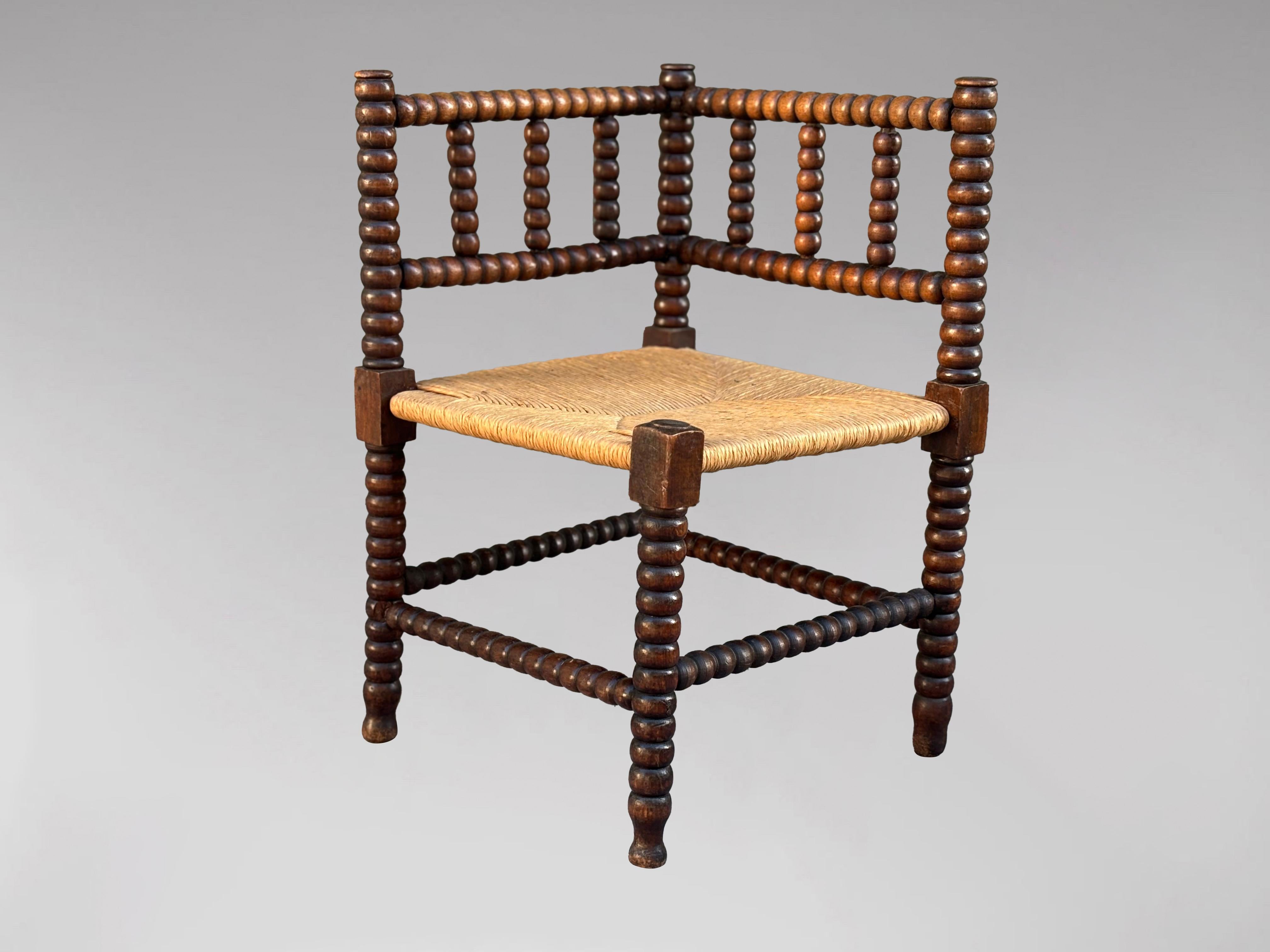 Français Fauteuil d'angle Bobbin Corner du début du 20e siècle, années 1920 en vente