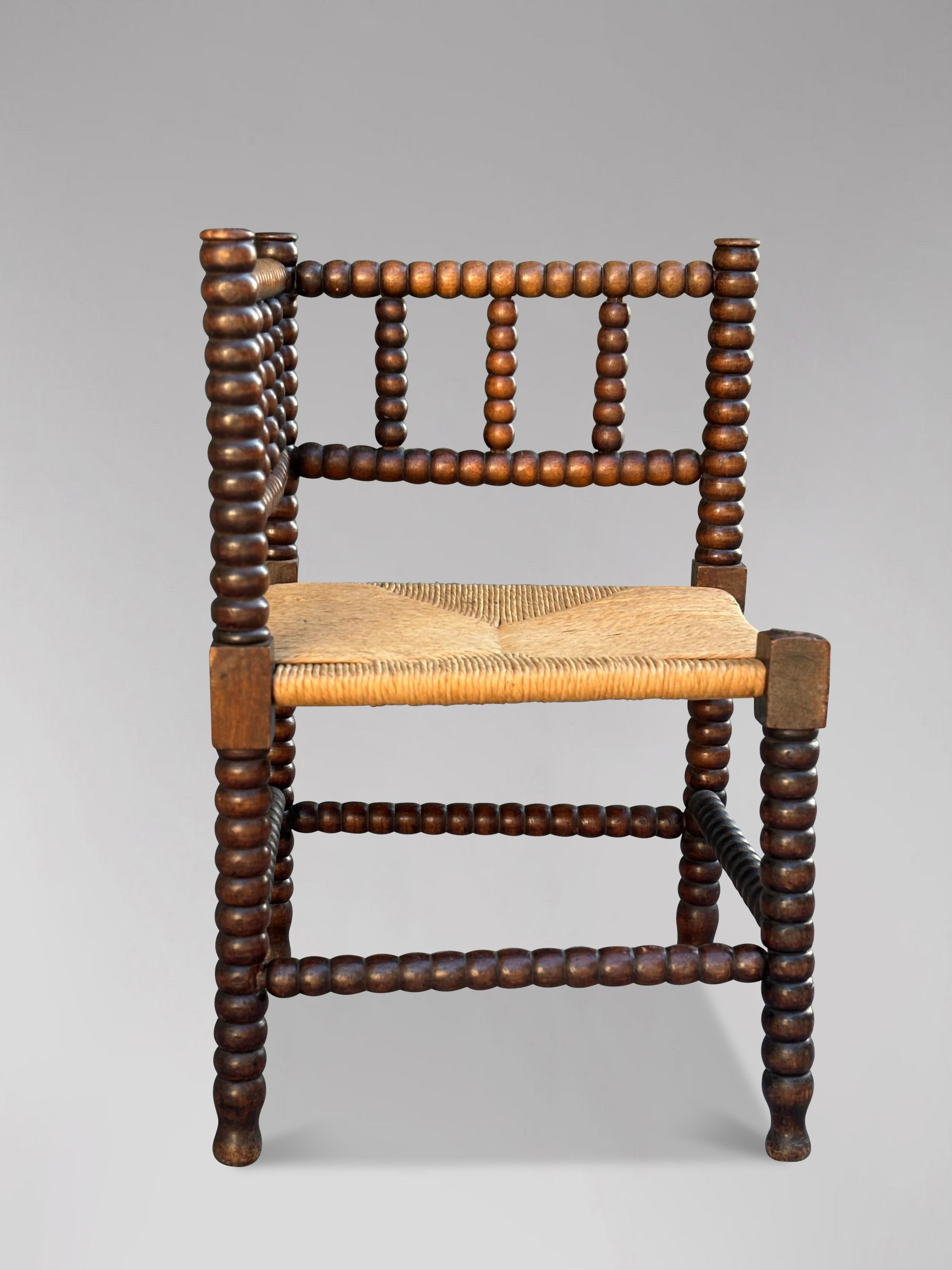 Fait main Fauteuil d'angle Bobbin Corner du début du 20e siècle, années 1920 en vente