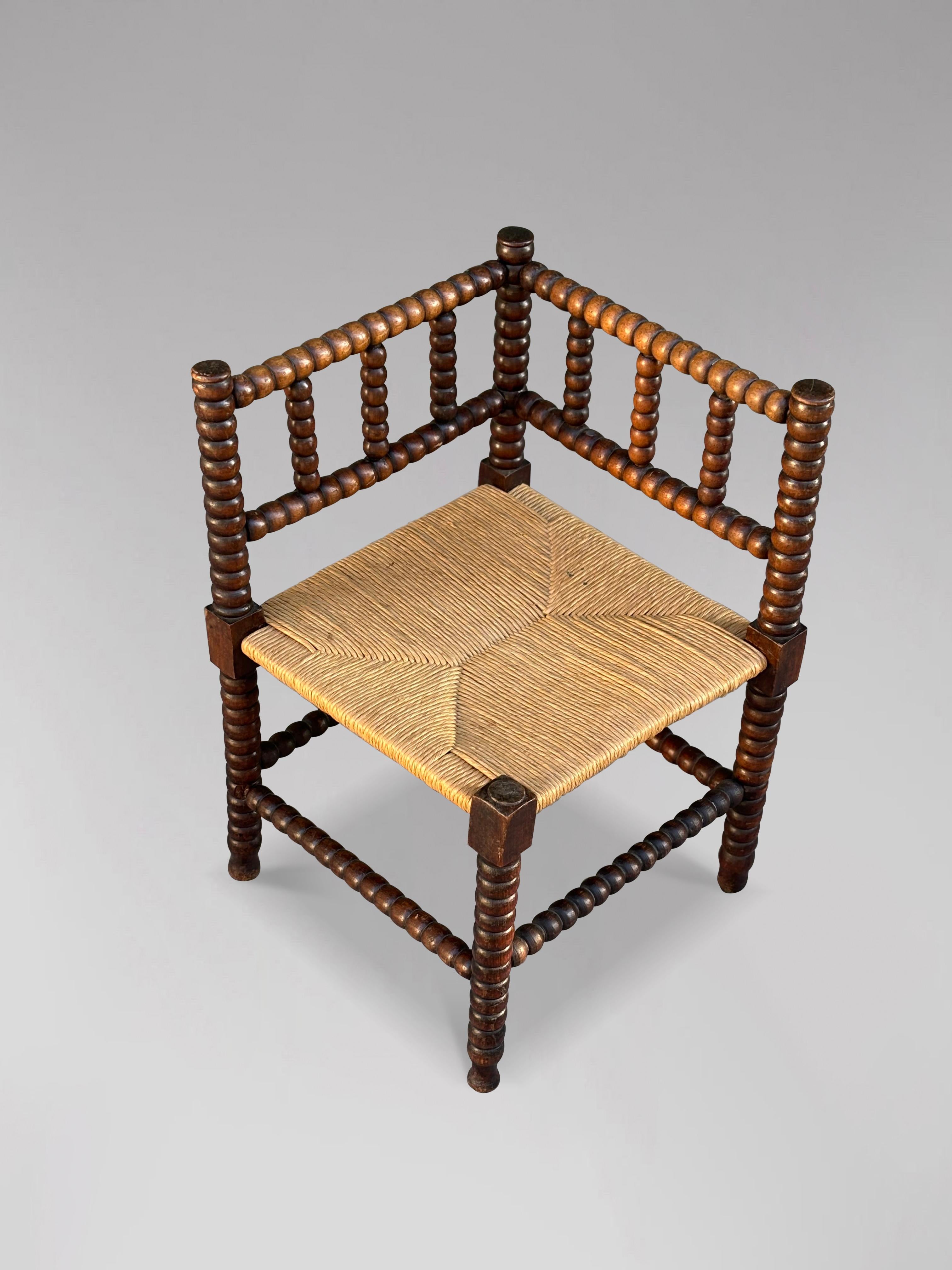 Fauteuil d'angle Bobbin Corner du début du 20e siècle, années 1920 Bon état - En vente à Petworth,West Sussex, GB