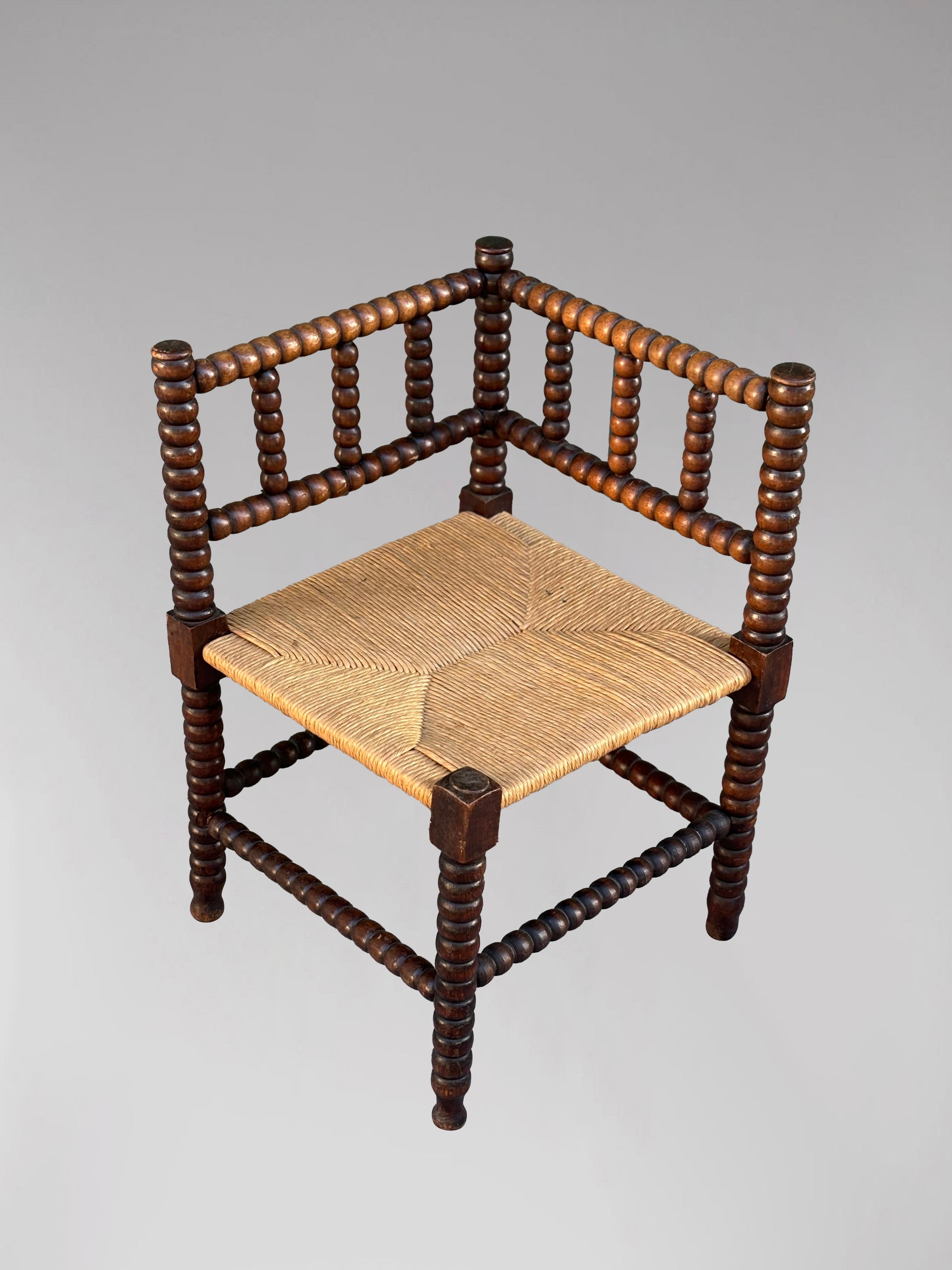 20ième siècle Fauteuil d'angle Bobbin Corner du début du 20e siècle, années 1920 en vente