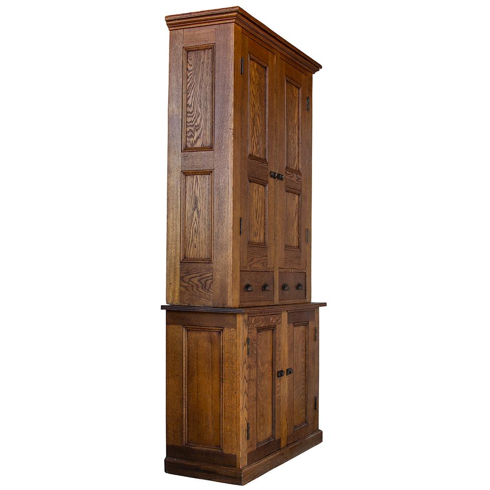 Early 20th Century Oak Cabinet In Good Condition In Aurora, OR