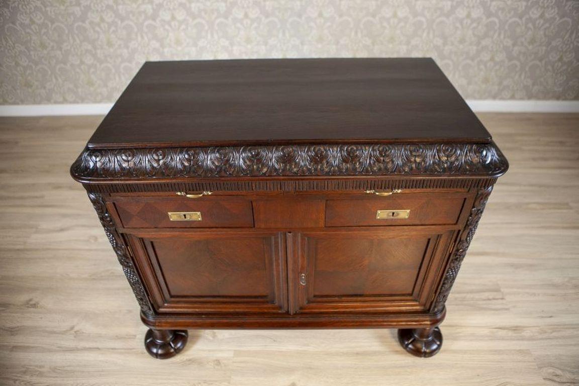 Early-20th Century Oak Commode in Brown With Drawers For Sale 1